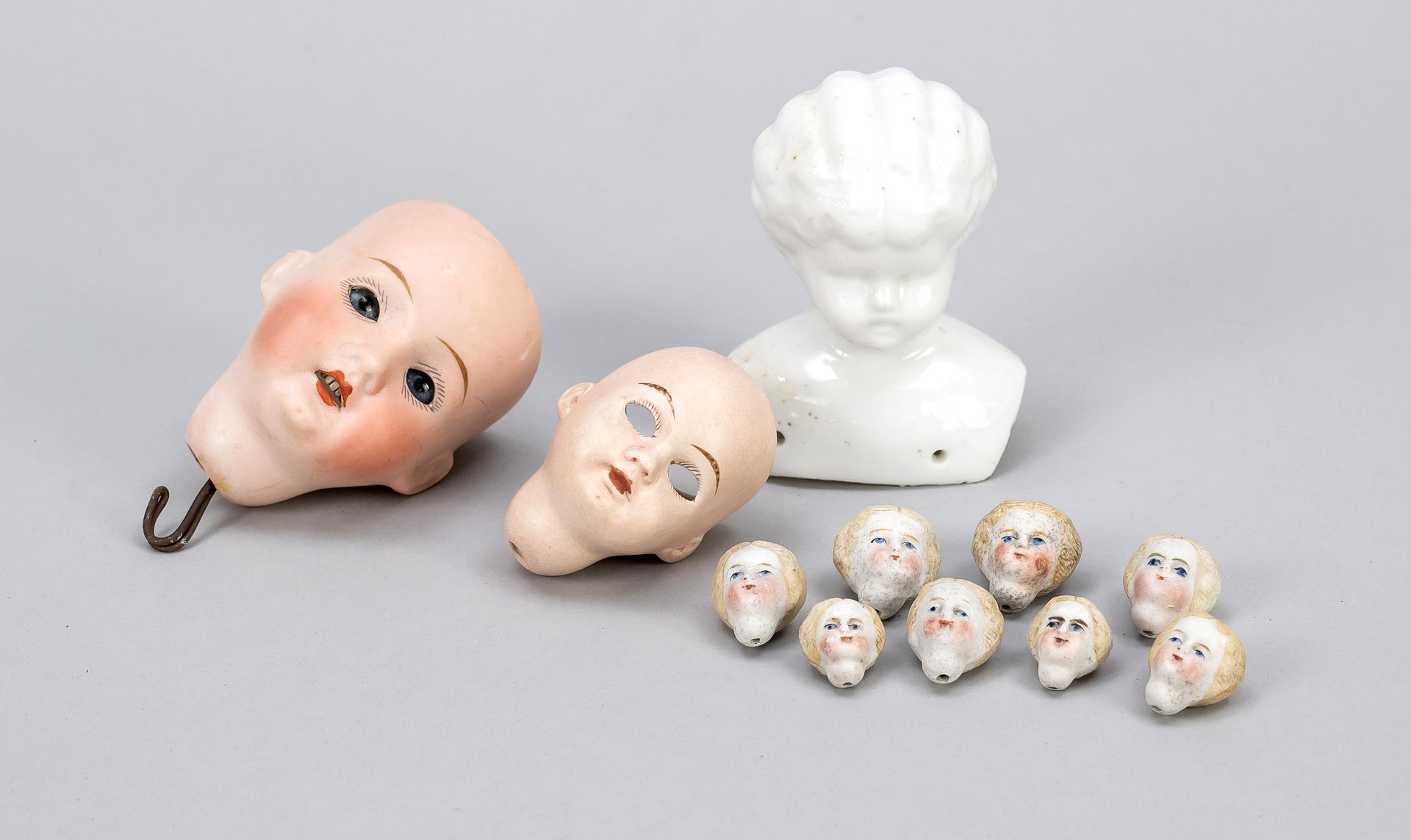 Null Set of porcelain doll heads, c. 1900, two finely painted, one with glass ey&hellip;