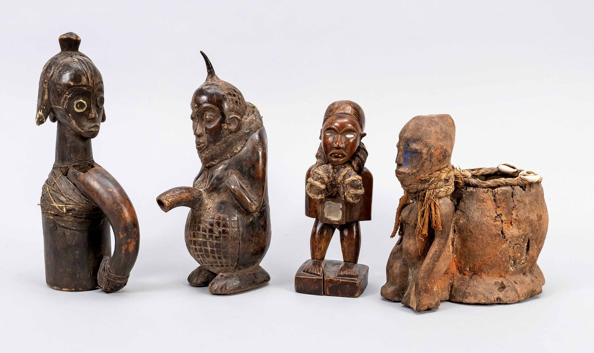 Null Vier afrikanische Figuren bzw. Anthropomorphe Gefäße, Holz, Messingblech, K&hellip;