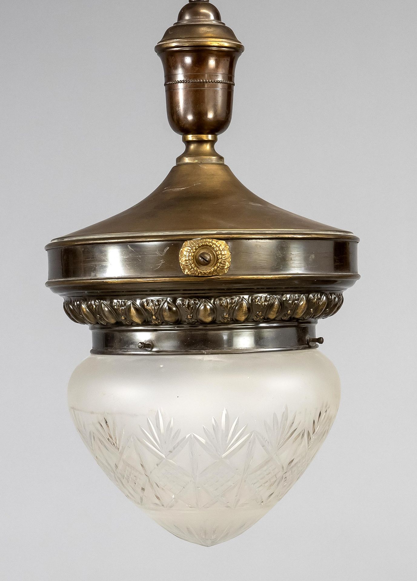 Null Hängelampe, 20. Jh., Fassung aus Messing, ornamentiert, Milchglasschirm mit&hellip;