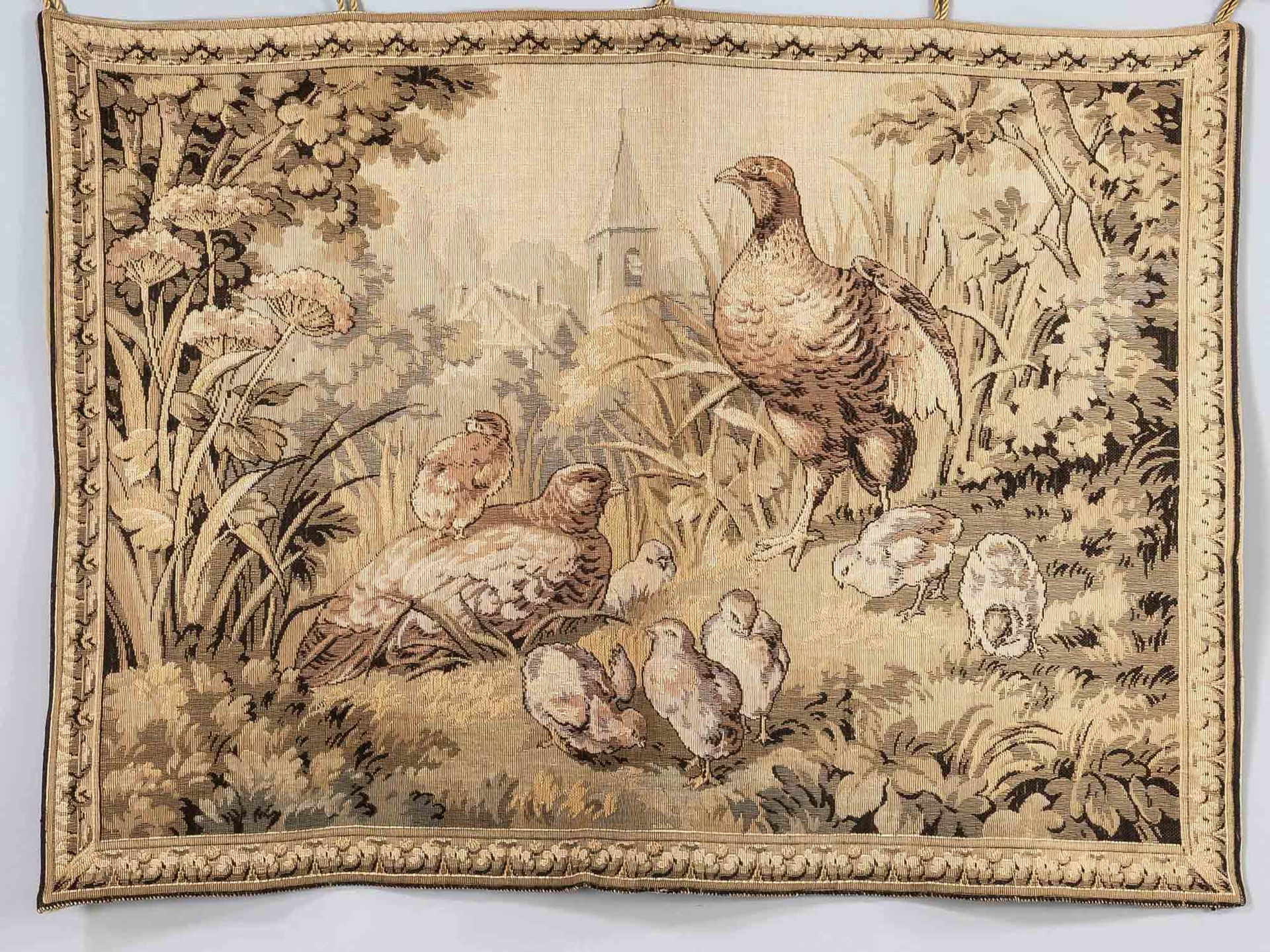 Null 挂毯，有鹧鸪家族的场景，20世纪，背面有天鹅绒织物，5个金色挂环，82 x 61厘米。