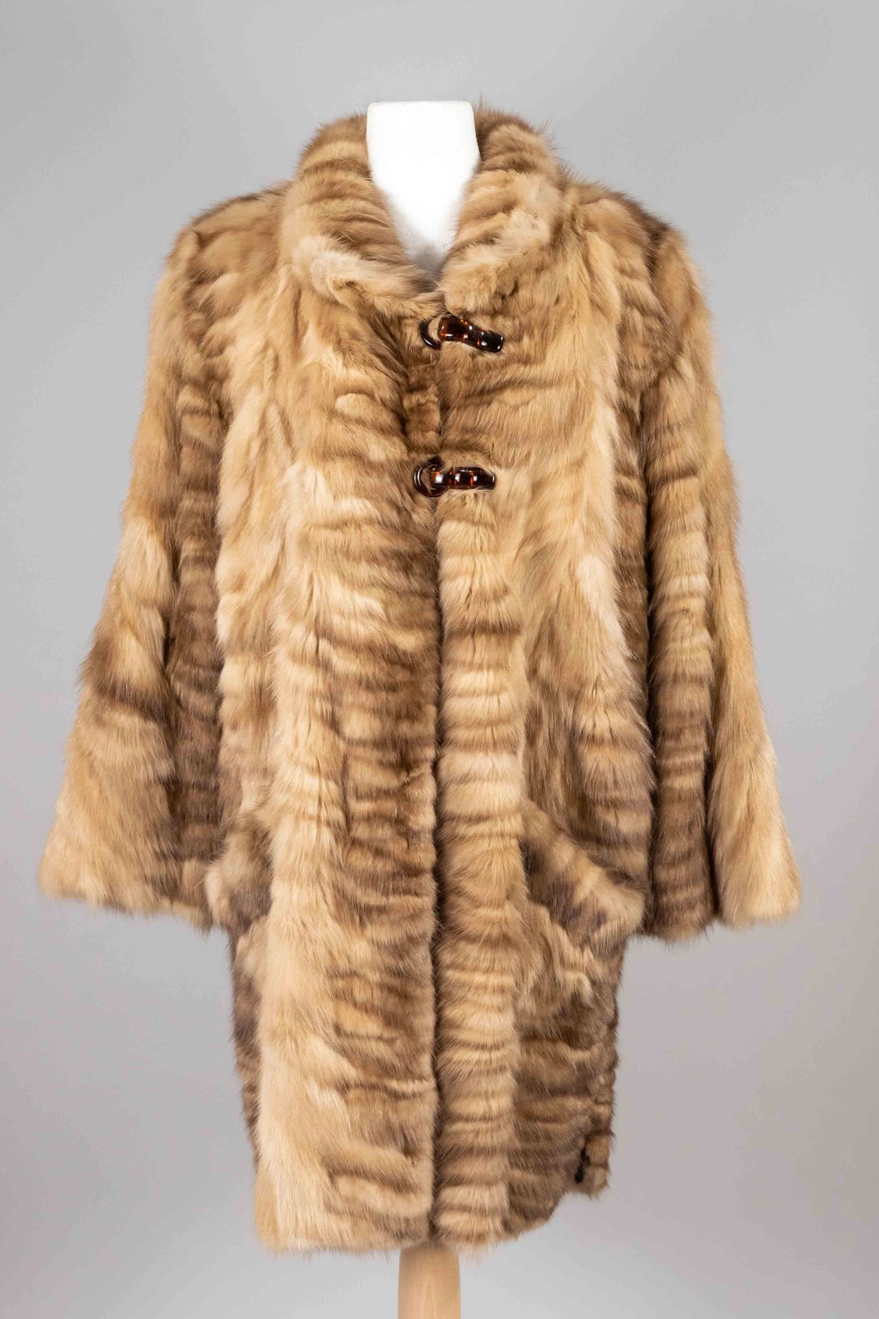 Null Manteau court en zibeline pour femme, 2e moitié du 20e s., fourrure chinée &hellip;