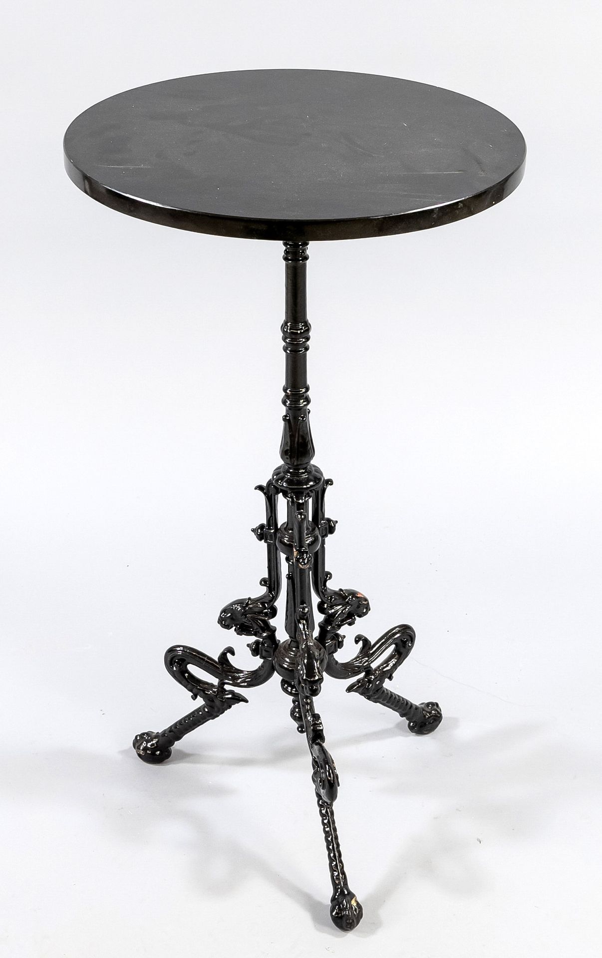 Null 小酒桌，20世纪，铸铁，三条腿的底座，黑色漆面。黑色大理石圆形桌面，高78厘米。