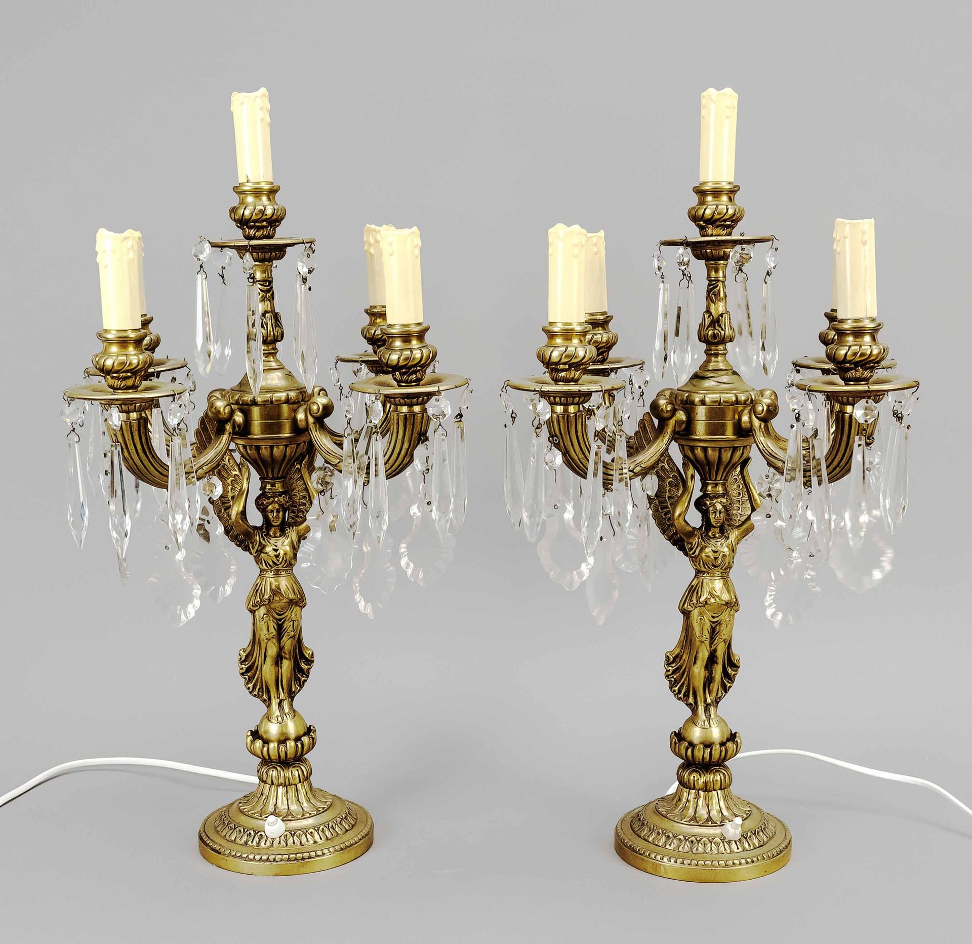 Null 2个通电的烛台，18/19世纪，黄铜，水晶玻璃挂件，五臂，轴为带翅膀的女神形状，高54厘米