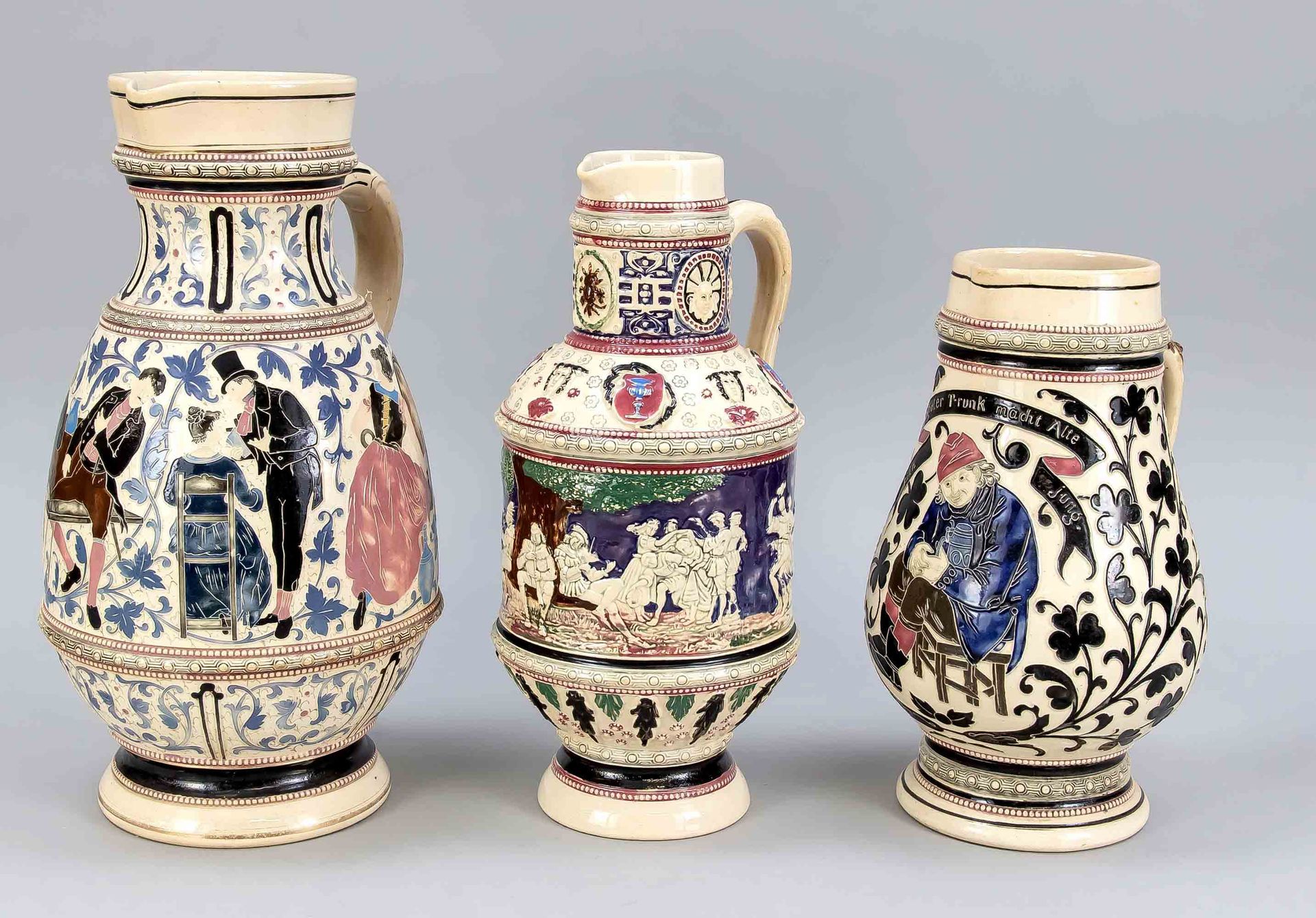 Null 1900年左右的三个酒壶，米色陶器，四周有多色浮雕，高达36厘米