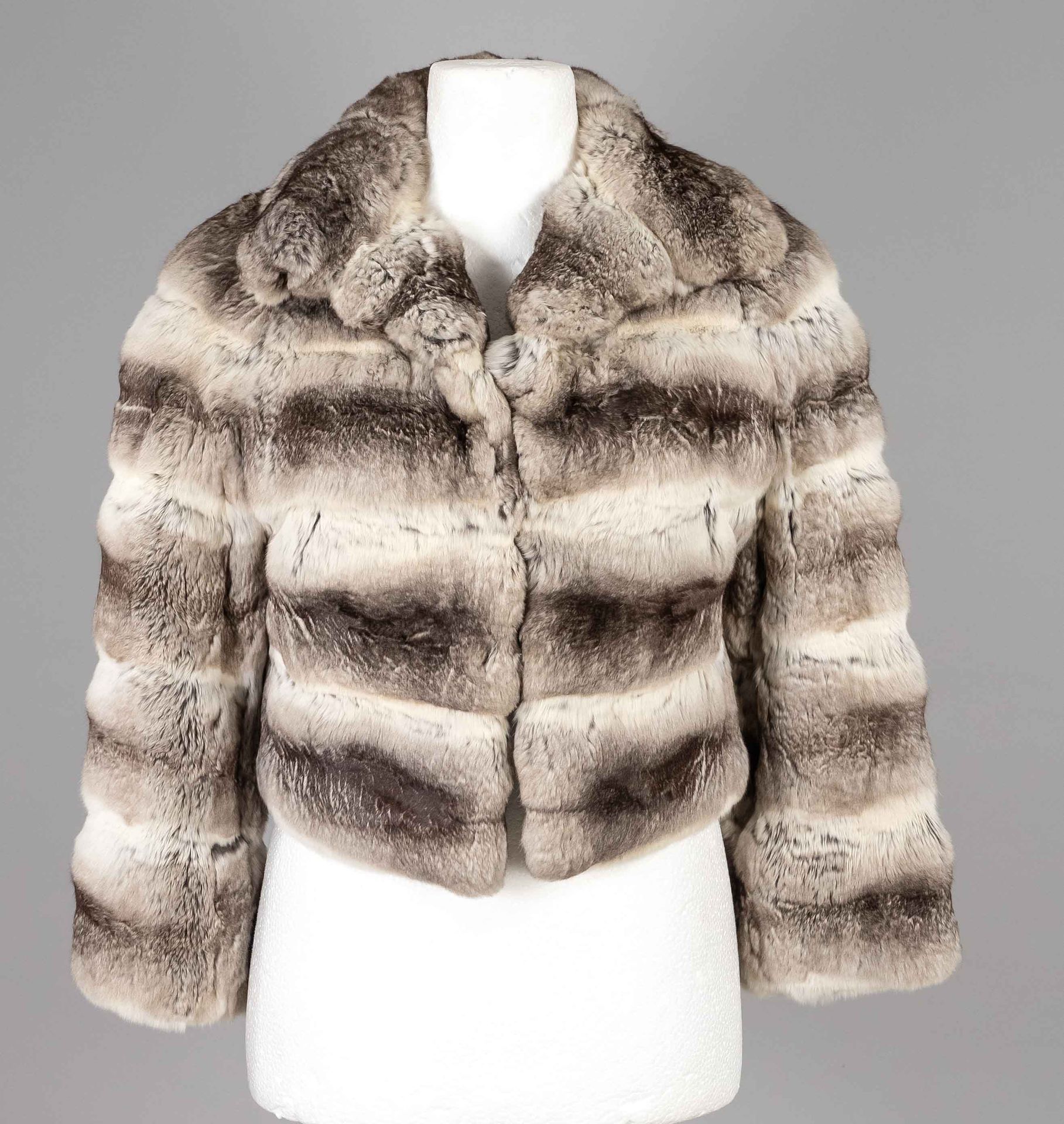 Null 短款女式栗鼠皮夹克，20世纪下半叶，浓密的灰白色斑纹毛皮，大衣领，直剪，7/8袖子，没有扣子，银灰色的丝绸衬里，标签上刻有 "Pelz Beerman&hellip;