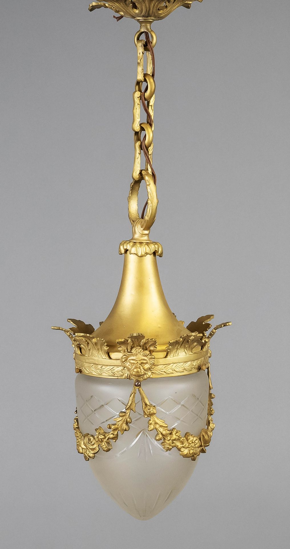 Null 吊灯，19世纪末，带花环的装饰黄铜框架，带切割装饰的磨砂玻璃灯罩，新近用黄金装饰，高63厘米