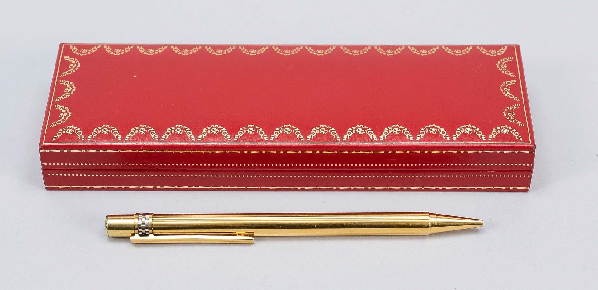 Null 卡地亚扭动式双头针，20世纪下半叶，must de Cartier，带有条纹装饰的镀金表壳，长13.5厘米，装在盒子里（已更换），长18厘米。