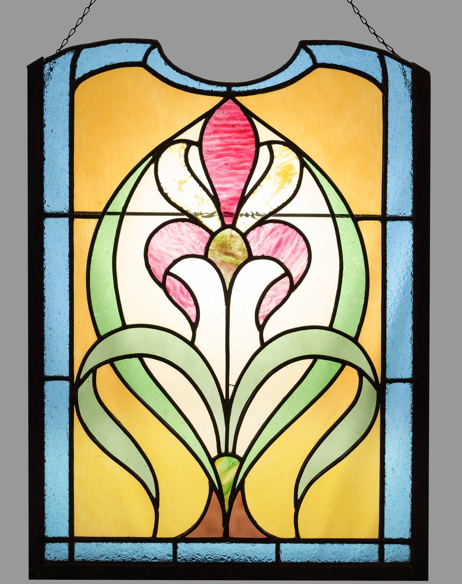 Null 新艺术风格的窗户，粉黄色的百合花在带有铁链的木框中，玻璃有不同的表面结构。表面结构。铅制玻璃。尺寸：57 x 42,5 x 1,5厘米。