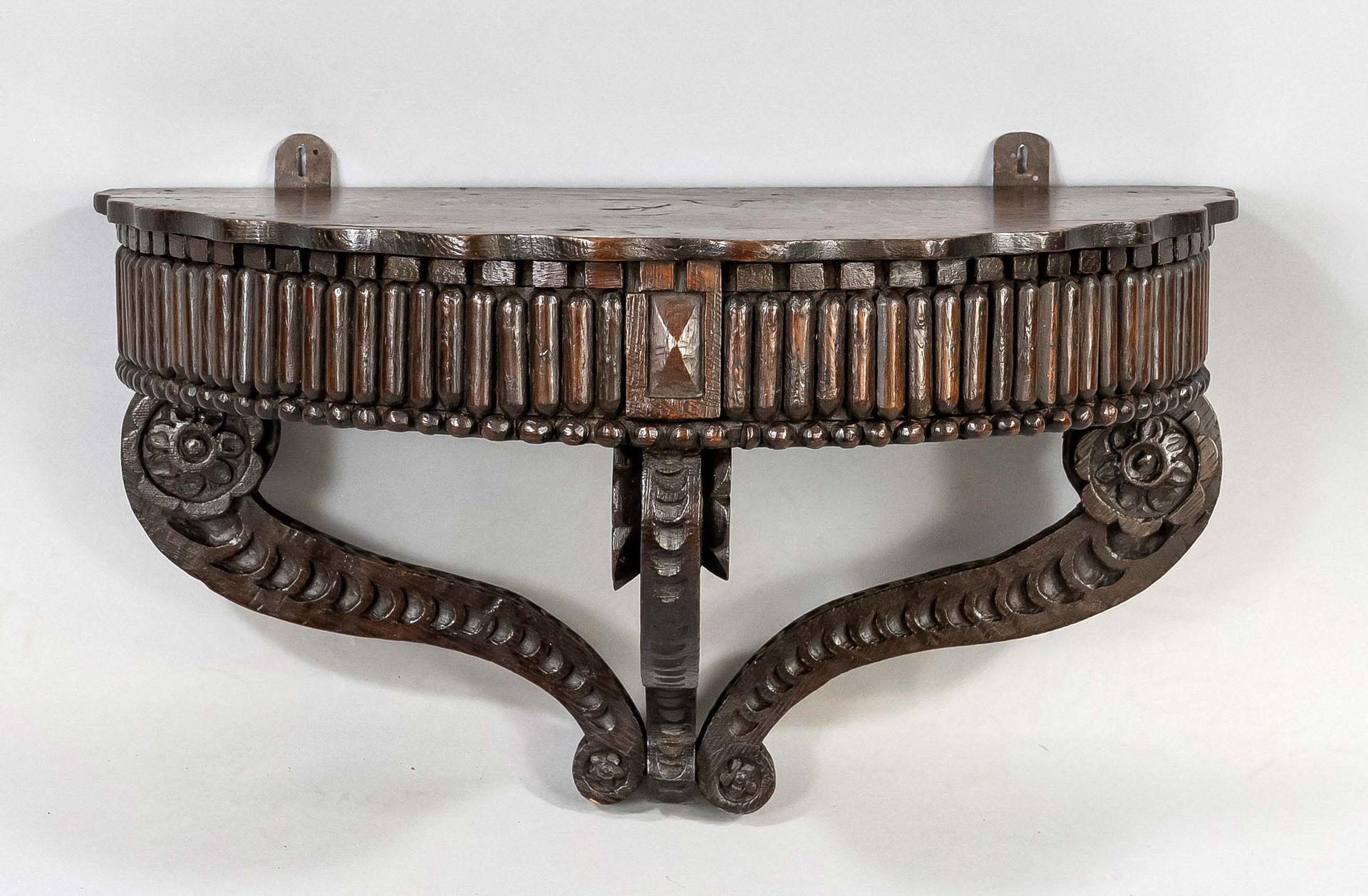 Null Demi-lune控制台/领班桌，19世纪，橡木。底部有3个雕刻的涡旋，侧面有齿状切割和垂直的杖状装饰，顶部有波浪形边缘，39 x 62 x 31厘米&hellip;