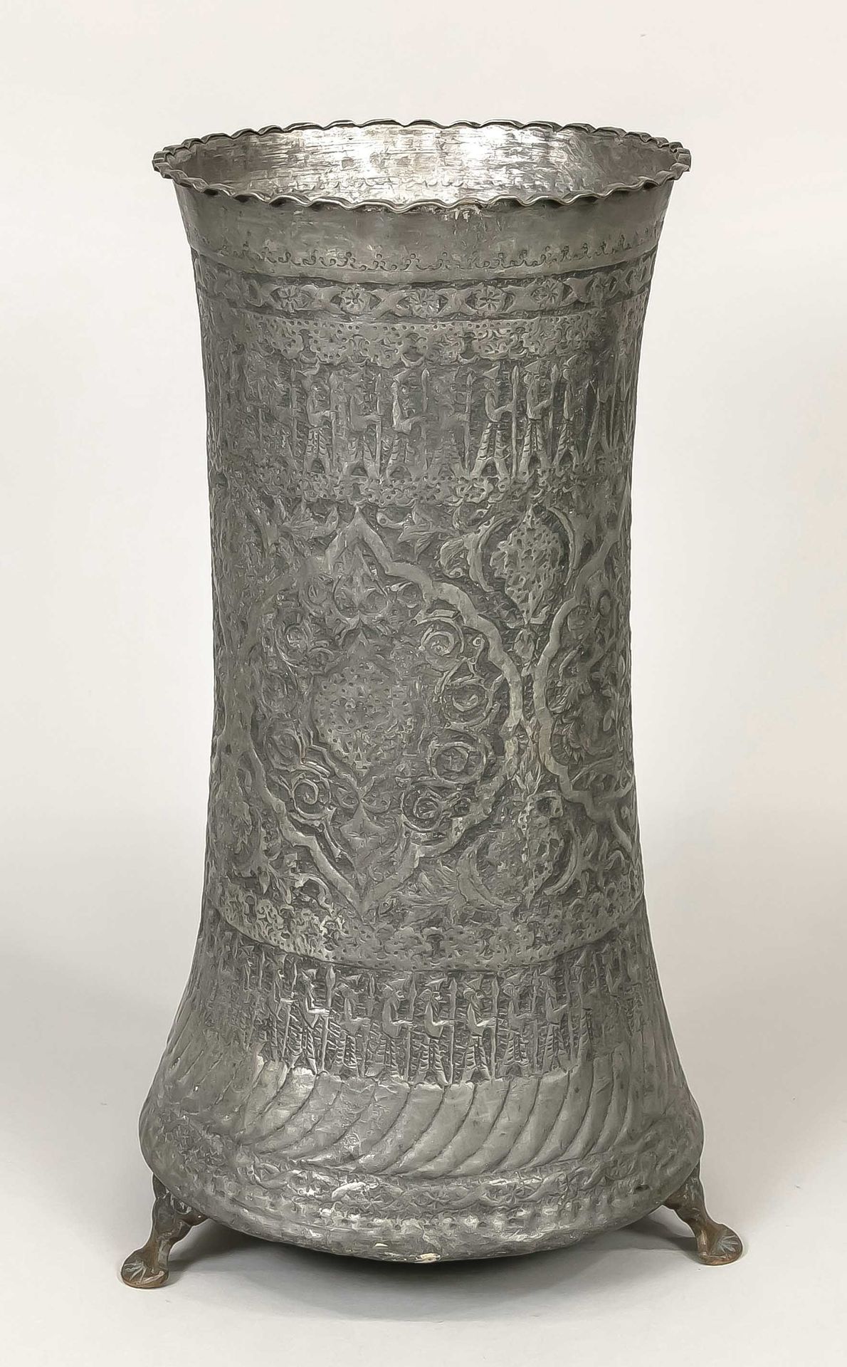 Null Umbrella stand, end of the 19th century, white metal. Round with indented w&hellip;