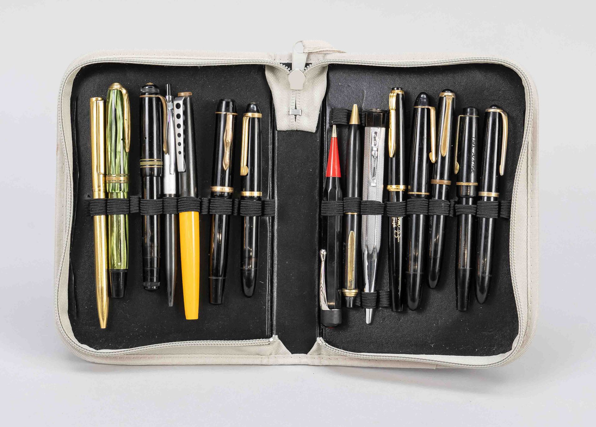 Null 一批混合的15件书写工具，20世纪，不同的制造商，即2支活塞式钢笔勃朗峰与14Kt(585er)GG笔尖，钢笔，Biros，机械铅笔，不同的形状和大小&hellip;
