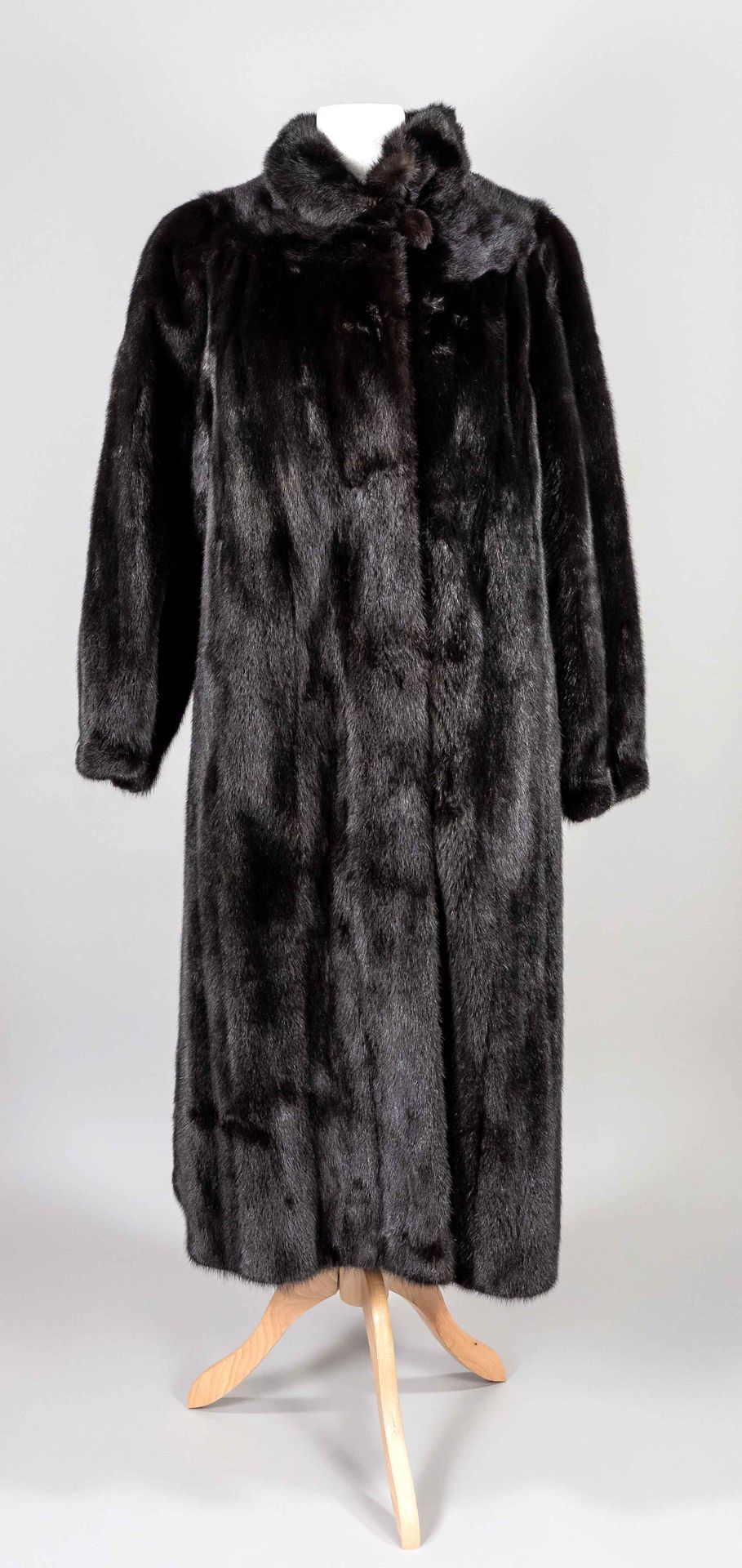 Null 长的女式Saga Mink水貂大衣，20世纪下半叶，密集的深黑褐色毛皮具有美丽的光泽，翻领，略微外翻的剪裁，侧袋，暗藏的毛皮钩，黑丝衬里，标签上刻有 &hellip;
