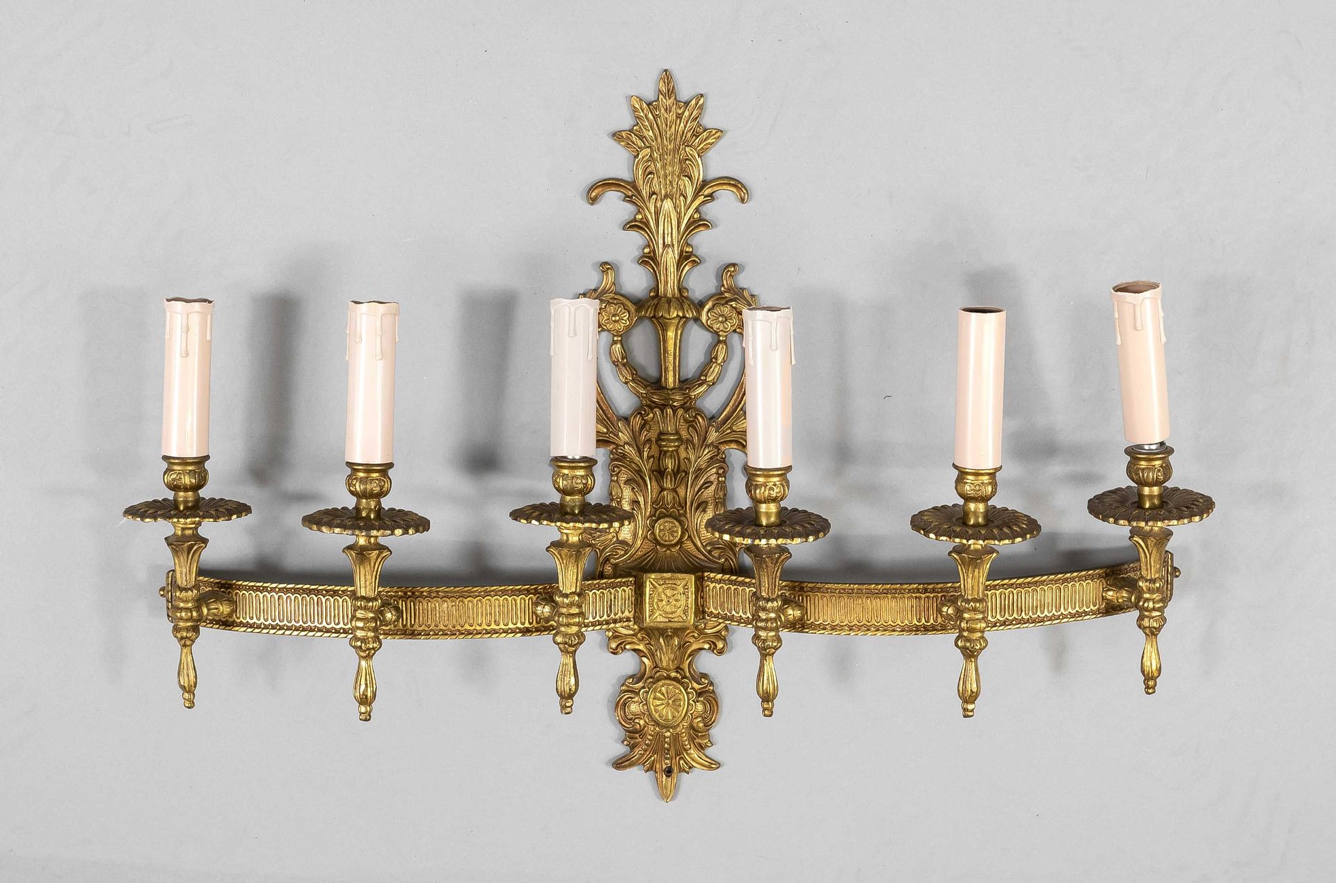 Null 壁灯，20世纪，黄铜。开放式加工和装饰的墙基，带状投影，有6个带烛台的火把，43 x 64厘米。