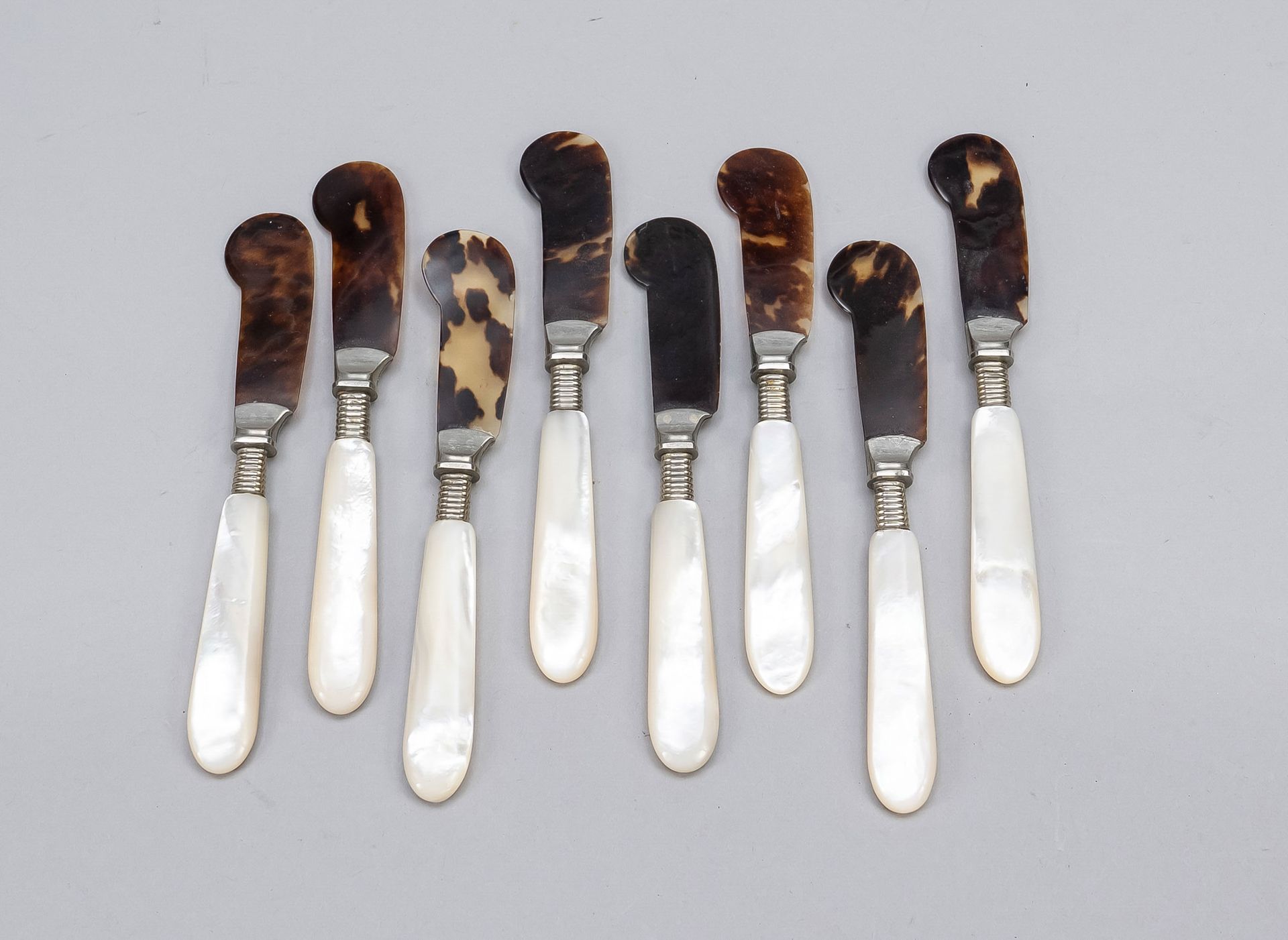 Null 8把1930年左右的鱼子酱刀，珍珠母柄，玳瑁刀，长14.5厘米，其中一把刀有胶水痕迹，其他状况良好