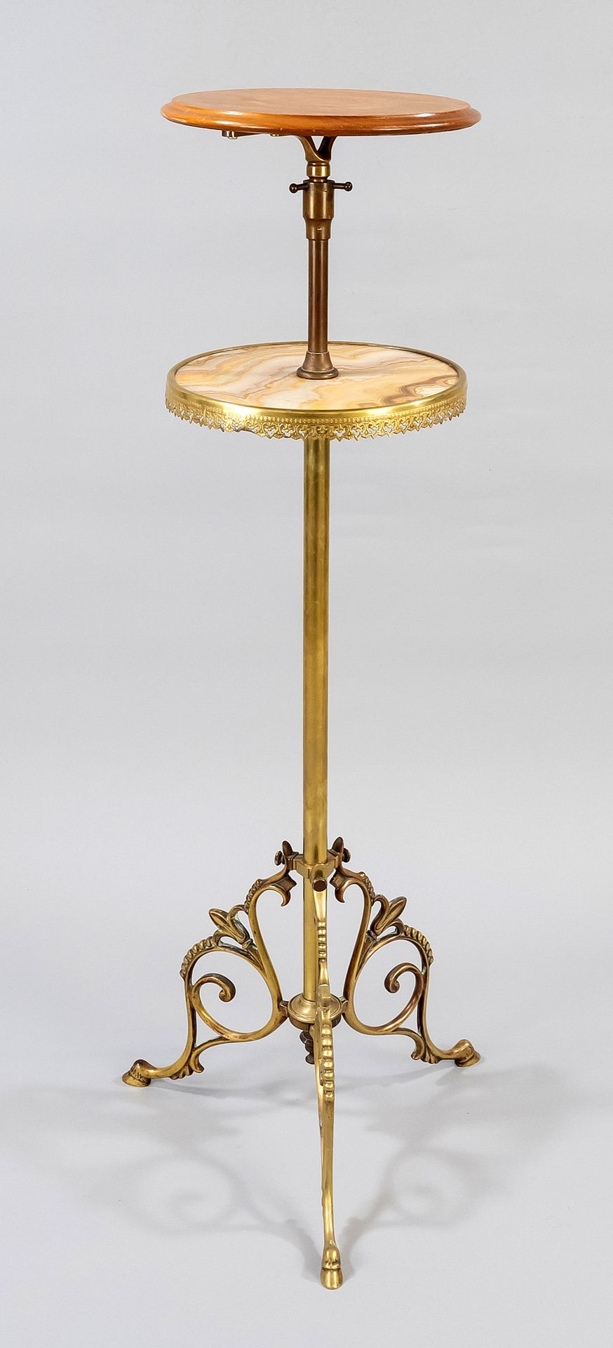Null Etagèrentable, 1st h. 20th c., 黄铜，抛光的石头和木头。光滑的黄铜轴放在3个装饰的脚上，圆形桌面，在这上面有第二个轴和一&hellip;