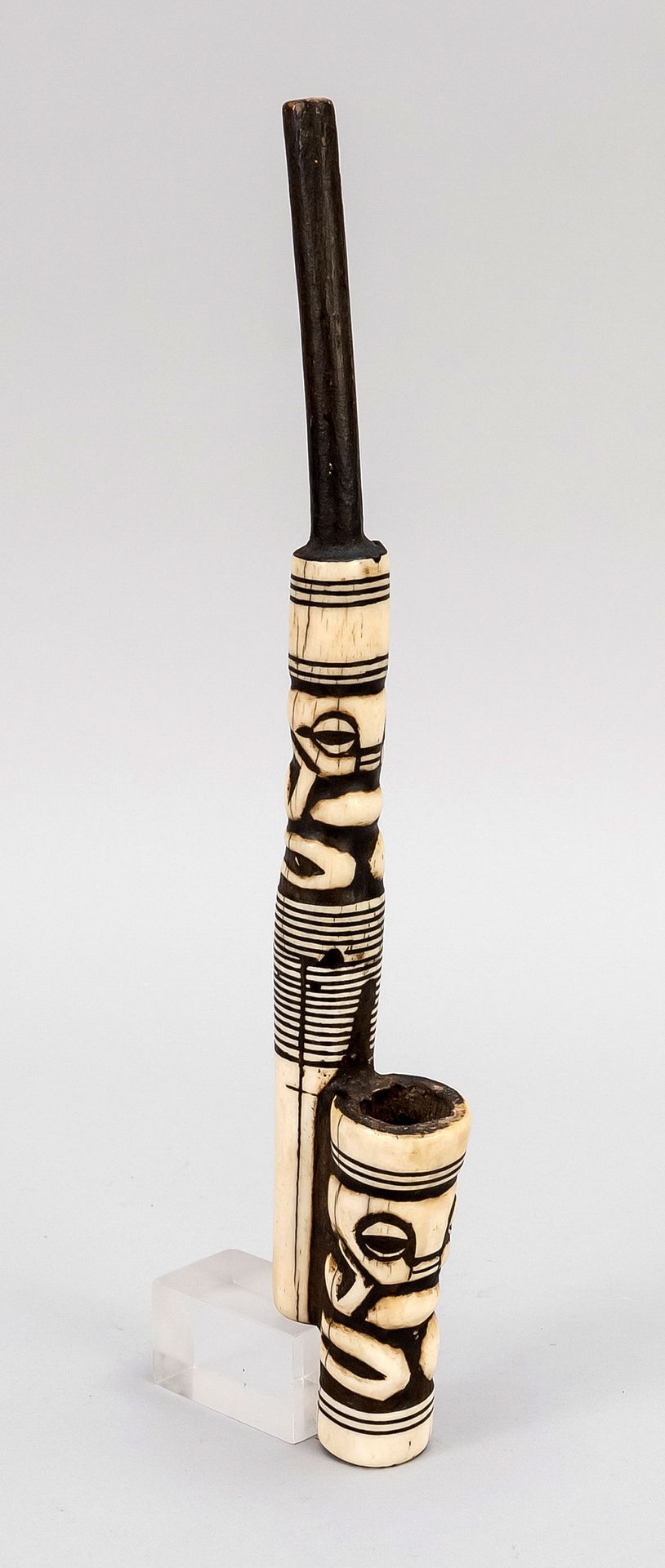 Null 烟斗，西非，由2个管子组成，骨雕，同心线和跪姿的火焰状装饰，长32厘米