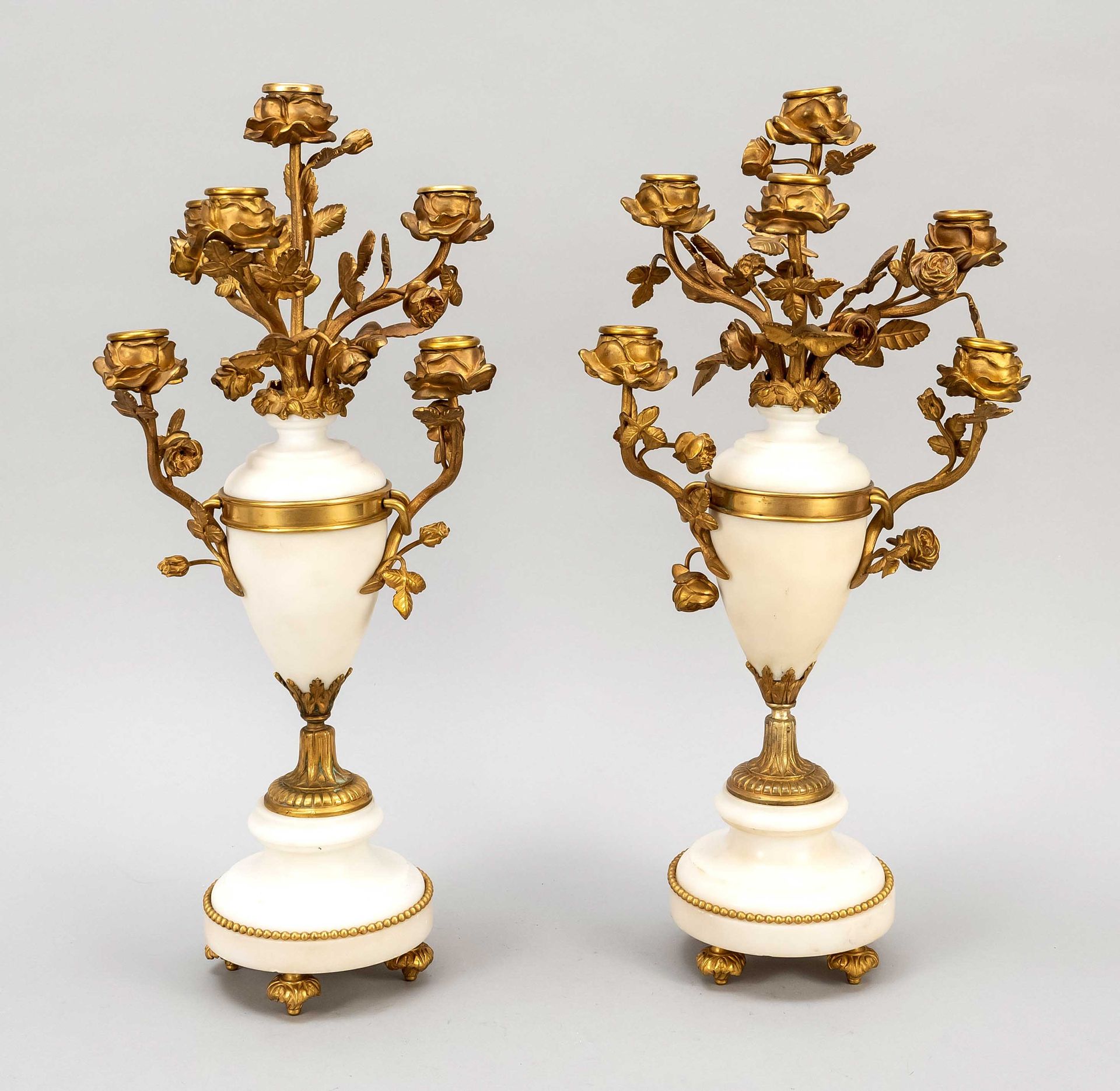 Null 一对花瓶烛台，19世纪末，大理石与镀金的青铜支架。圆形，异型底座，4个脚上有珍珠带，花瓶轴带袖口。6个植物烛台臂为玫瑰花，带花纹扣，高45厘米。
