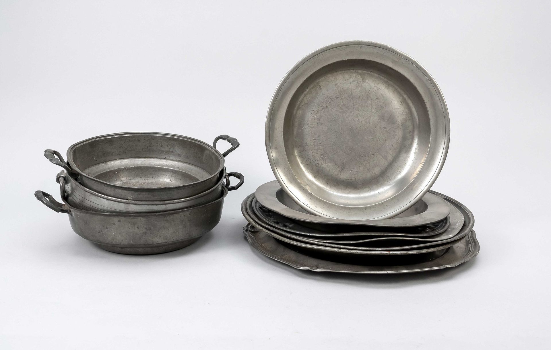 Null 大批锡器，18/19世纪，七个碗和盘子以及三个碗，部分凹陷，各种装饰，长至40厘米。装饰品，直径达40厘米。