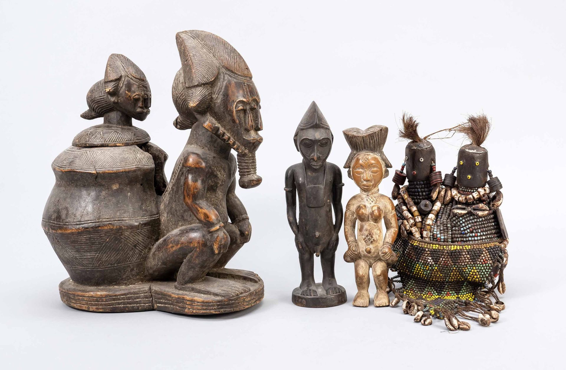 Null Vier afrikanische Figuren bzw. Figürliche Gefäße, Holz, Haare, Metallschell&hellip;