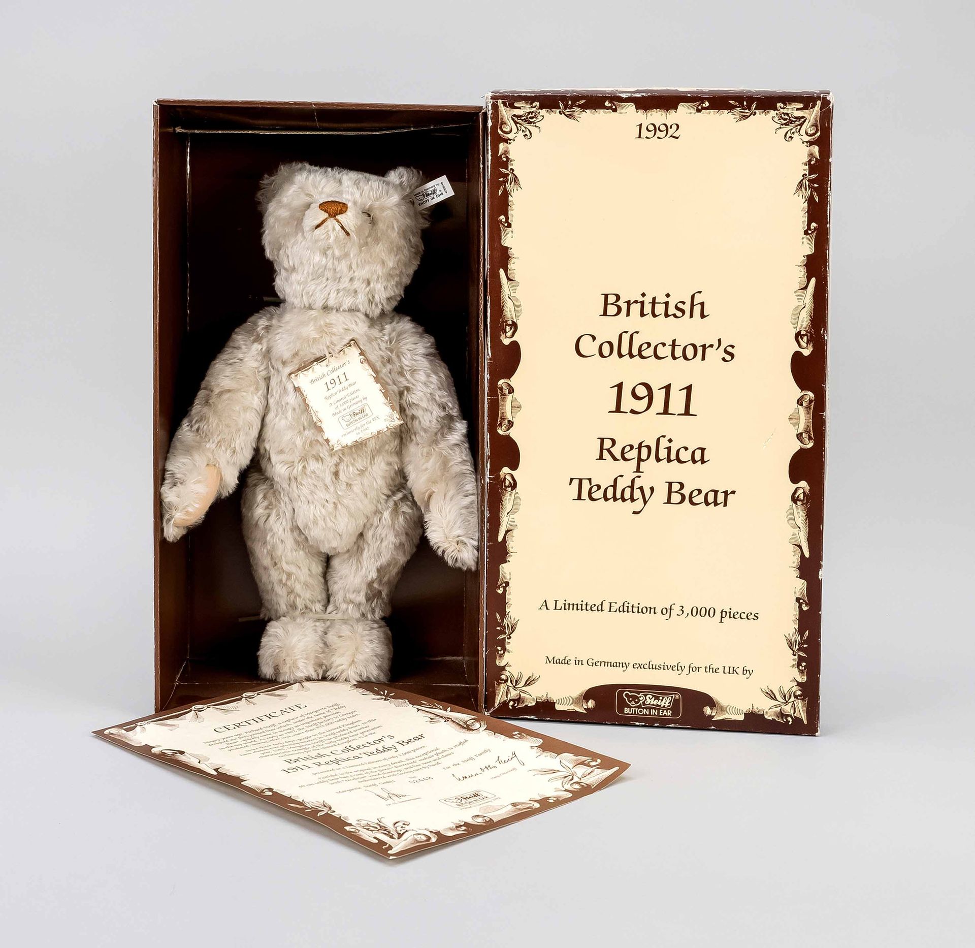 Null 泰迪熊，Steiff公司，1992年仿制的 "英国收藏家1911年仿制泰迪熊"，浅色马海毛，未玩过，仍装在原盒中，有证书，高40厘米。