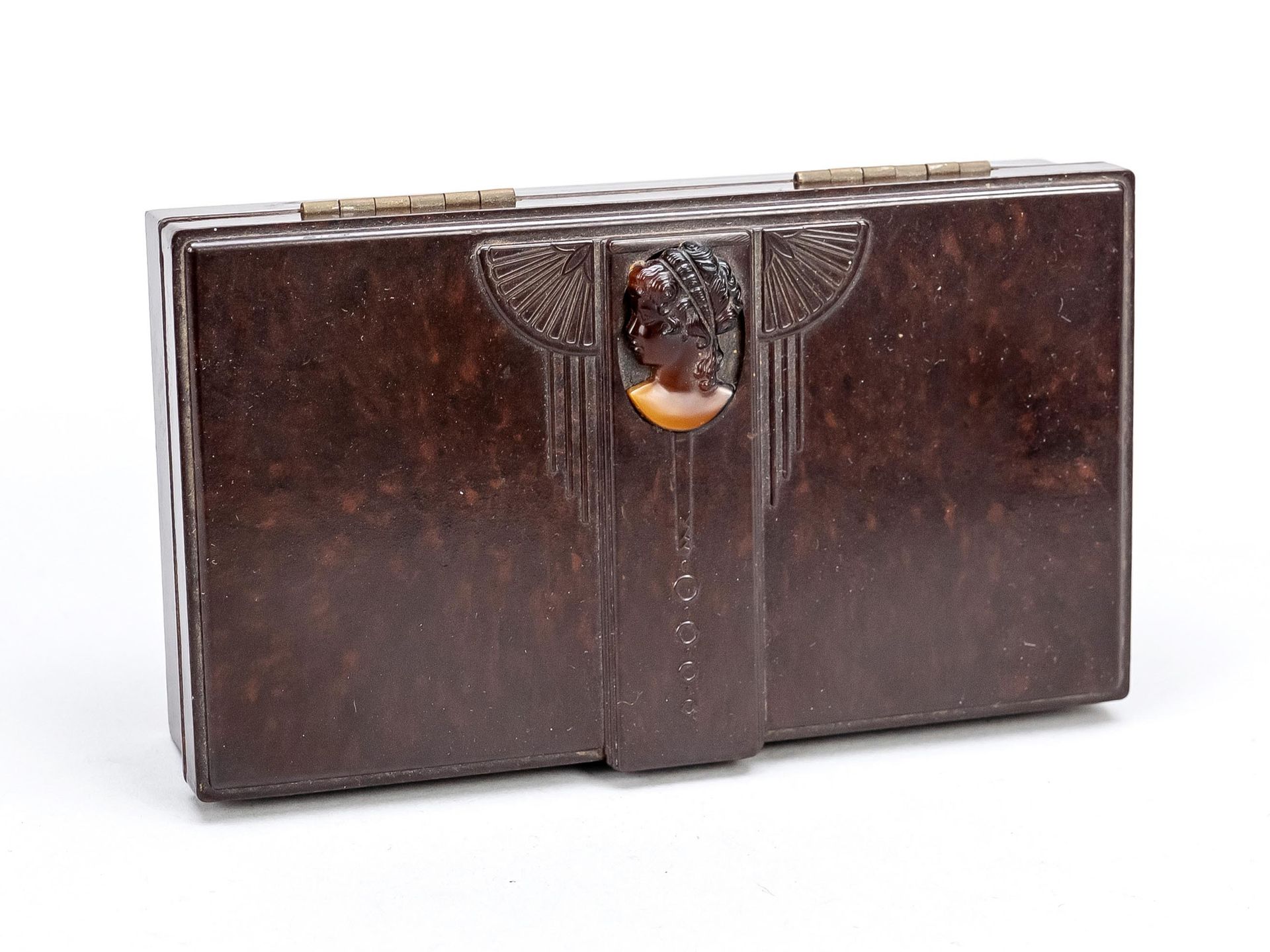 Null 棕色电木盒，带有新艺术风格的装饰和一个年轻女士的电木宝石。大约1910/20年。 尺寸：15.3 x 9 x 3.2厘米。