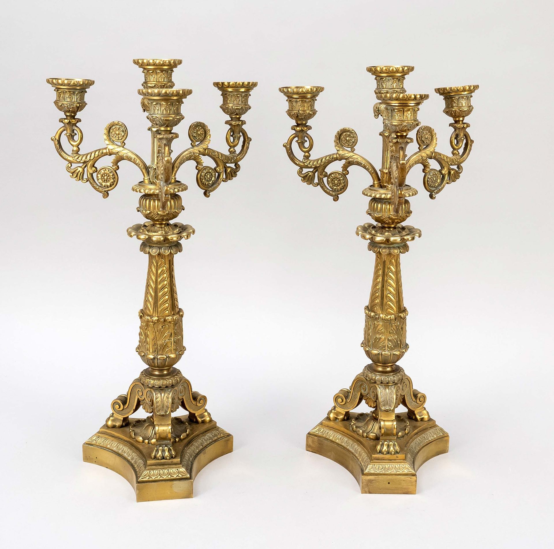 Null 一对帝国腰带，法国，19世纪上半叶，青铜，有残余的镀金。三段式、异型和装饰的底座。上面有一个涡卷形的基座，爪足，柱轴上有刺桐叶。花瓶顶部有一个中央和三&hellip;