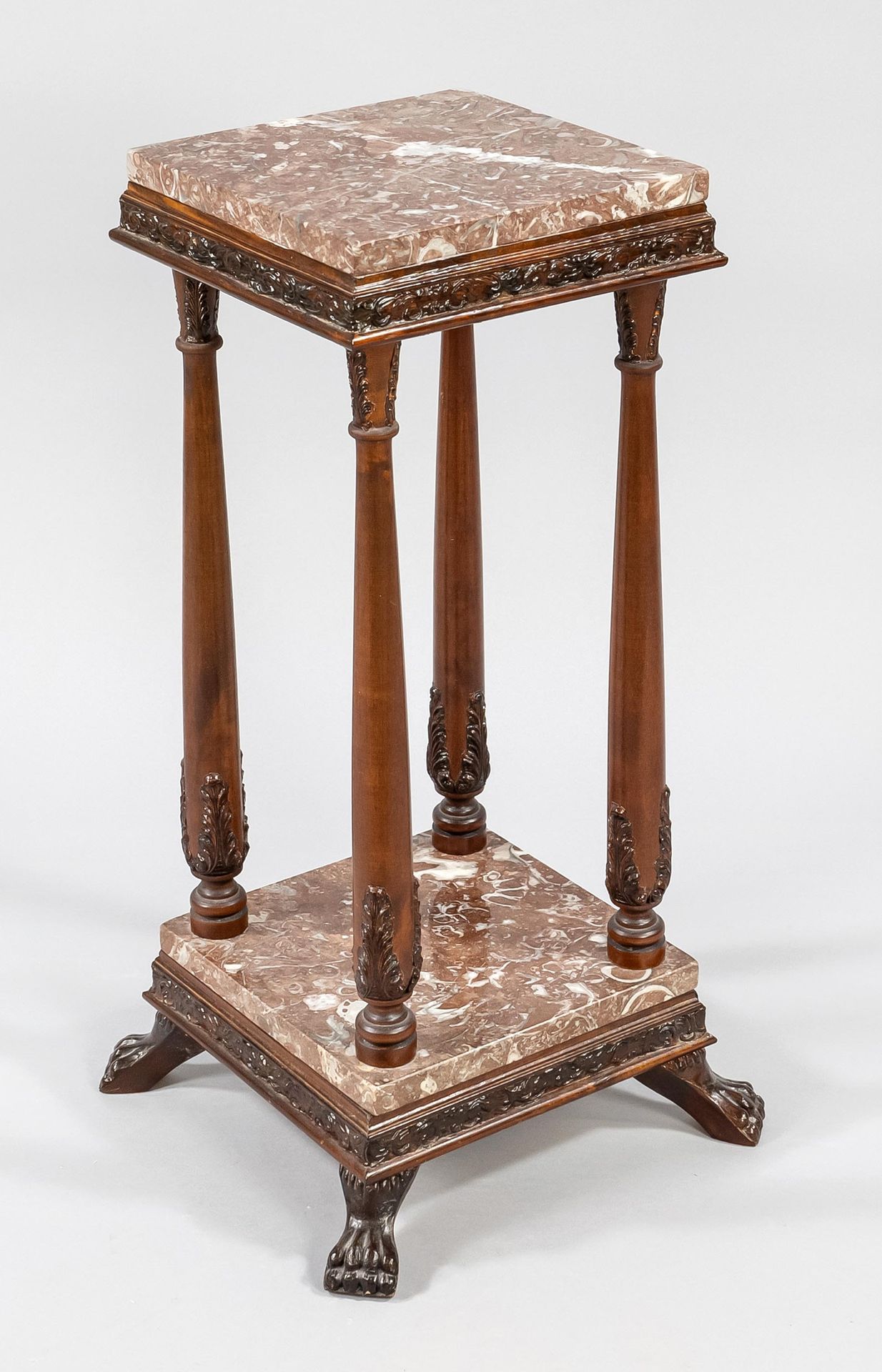 Null 花柱/边桌，20世纪，深色硬木，装饰性雕刻，抛光的石头顶。方形，爪足，高67厘米（顶板25 x 25厘米）。