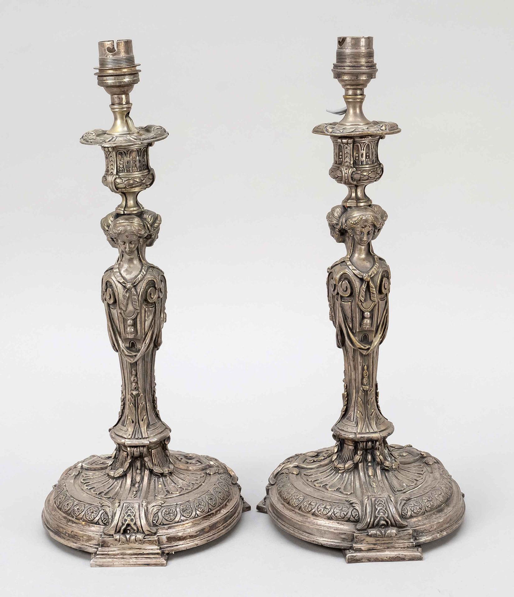 Null Paire de chandeliers électrifiés, fin 19e siècle, bronze argenté. Socle ron&hellip;