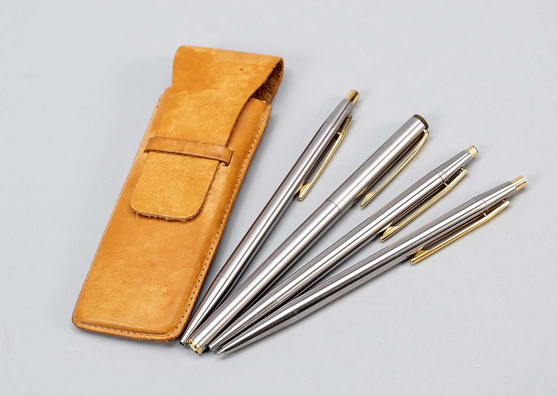 Null 勃朗峰四件套，20世纪下半叶，银色的箱子，有镀金的应用，2支圆珠笔（1支机械故障），机械铅笔和parton钢笔，长14厘米，在箱子里，长15厘米。