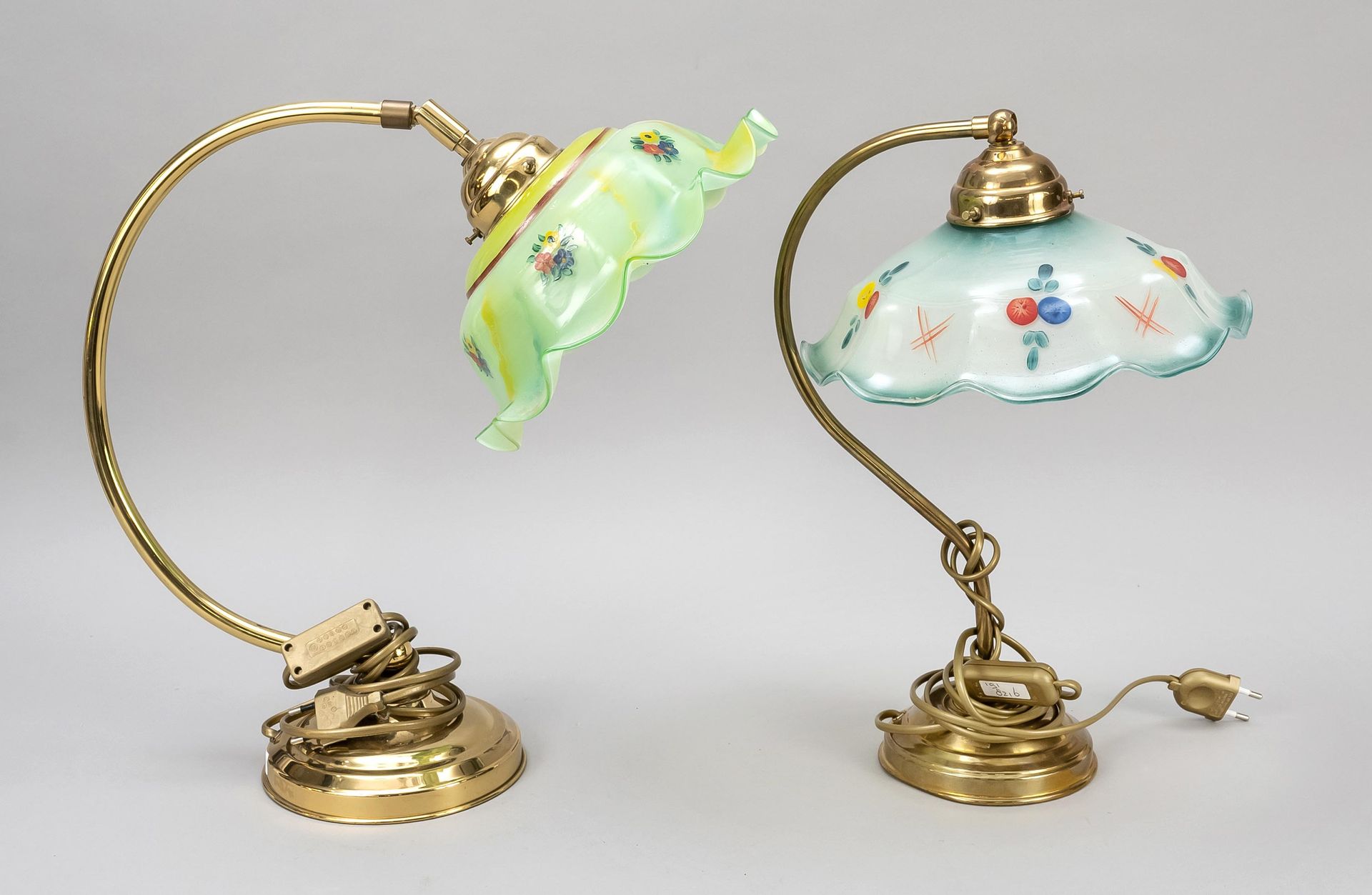 Null 两盏20世纪50年代的台灯，1灯，电动，黄铜，磨砂玻璃灯罩，带花纹，可旋转，高约40厘米。