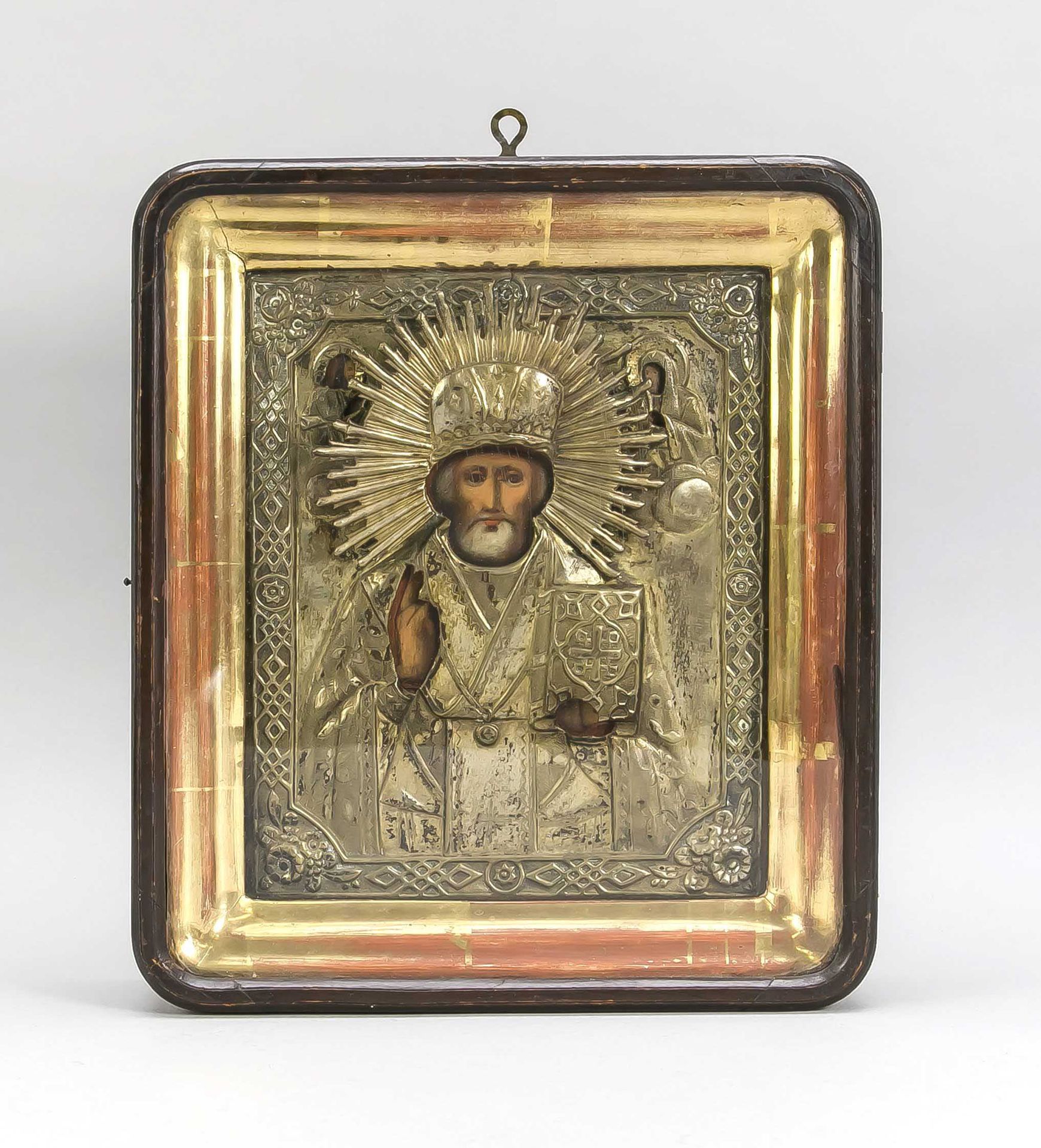 Null 圣尼古拉圣像，俄罗斯，19/20世纪。 木头上的铜版画，马口铁的oklad。装在一个带釉面铰链盖的展示箱中。圣像被第二个金色装饰的木框置于盒子的中心。&hellip;
