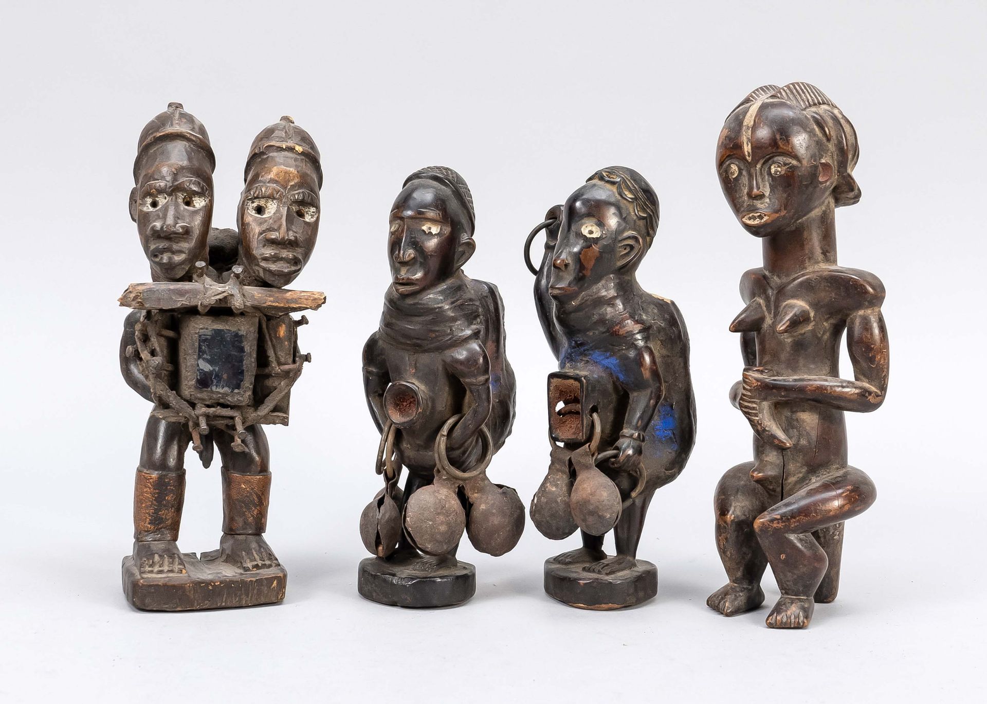 Null Four small African figures in anthropomorphic form, wood with metal clamps,&hellip;