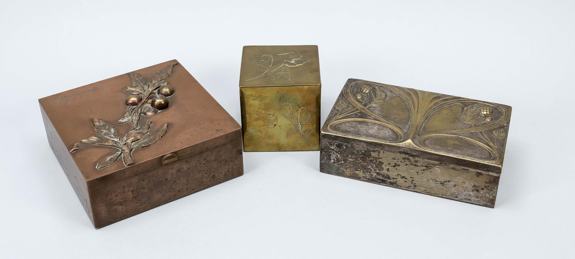 Null 一组罐子：1个方形罐子，新艺术派约1900年，黄铜，四面刻有三色堇，盖子上有塑封，里面是雪松木，水坝和贝雷。高10厘米。1个雪茄盒，新艺术派，约190&hellip;