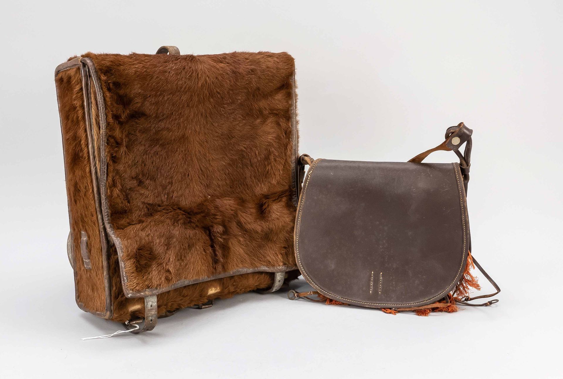 Null 一个毛皮背包，20世纪上半叶，皮革，瑞士军队的背包，也叫猴子，高质量的马具，形状像一个盒子，牛皮部分覆盖，皮革部分坚硬或有点狐狸，里面有织物衬垫，高3&hellip;