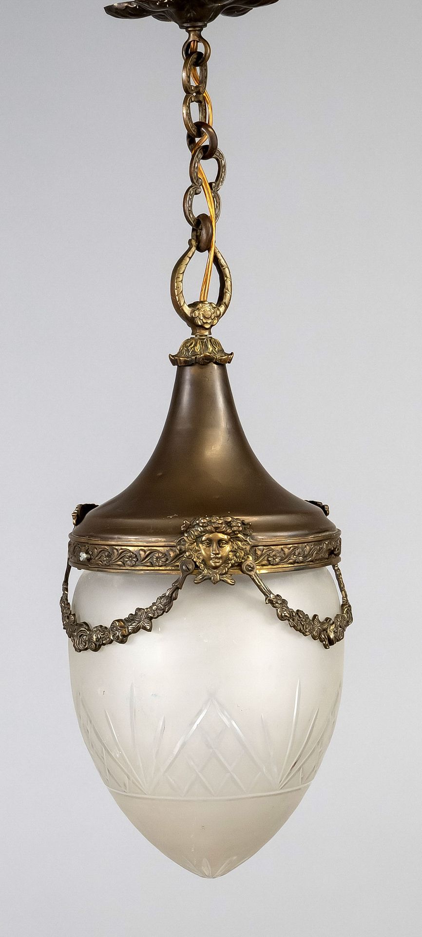 Null 吊灯，19世纪末，带花环的装饰黄铜框架，带切割装饰的磨砂玻璃灯罩，高71/d. 25厘米