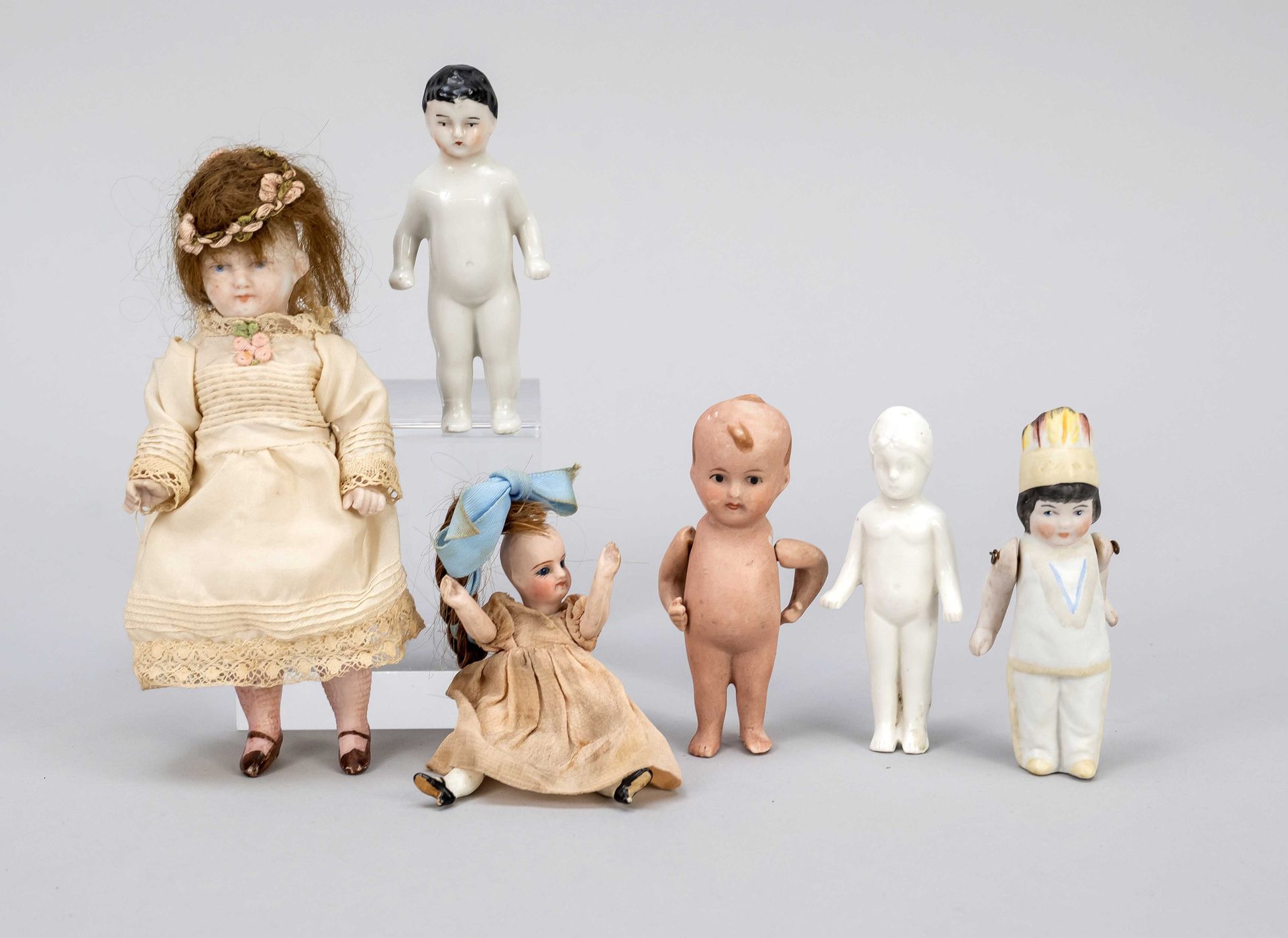 Null 六个小瓷娃娃，约1900年，瓷器和瓷器之二，四个有活动的手臂和腿，其中两个有衣服和头发，此外还有两个洗澡的娃娃和所谓的裸体青蛙。H. 在9厘米和16厘&hellip;