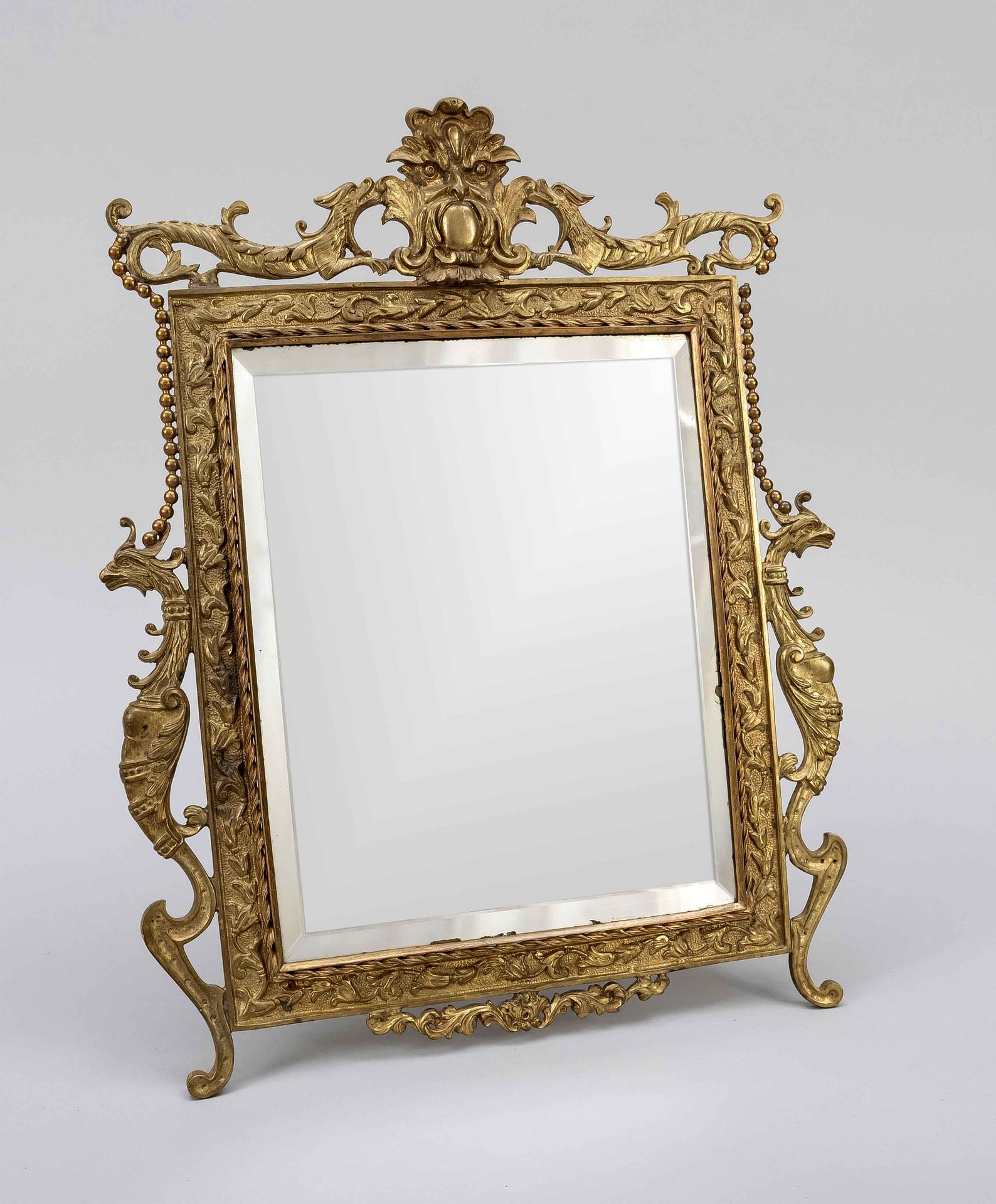 Null 桌子上的镜子，历史主义，19世纪末，黄铜，高度矩形，切面镜面玻璃，框架与旋转支架，历史主义的装饰，高39,8厘米