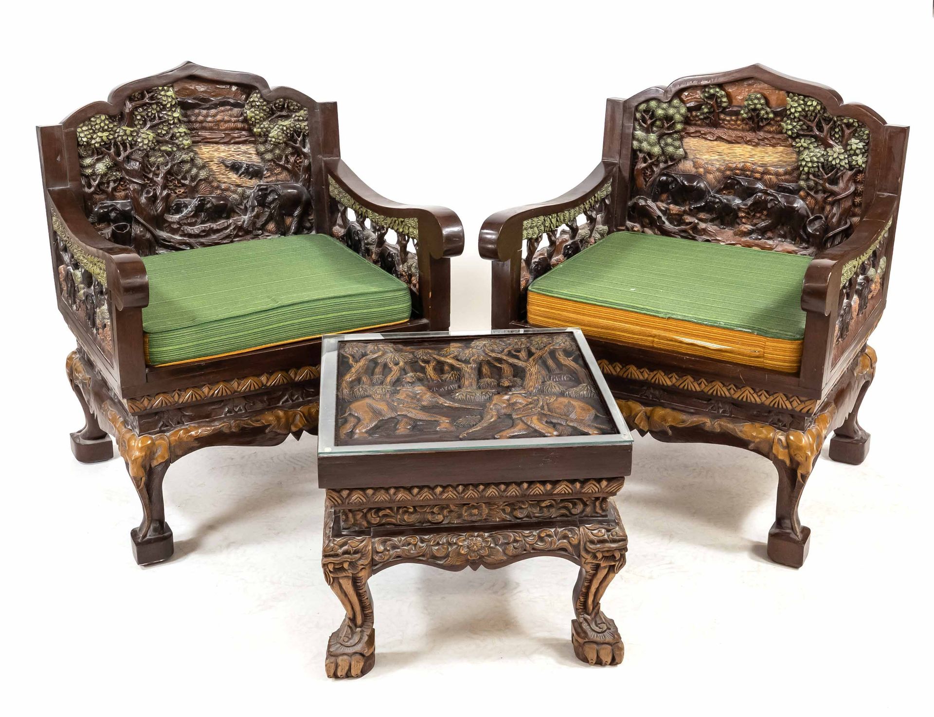 Null 由两把扶手椅和桌子组成的座椅组合，实心桃花心木，四面雕刻有非洲图案和场景，88 x 70 x 67厘米。