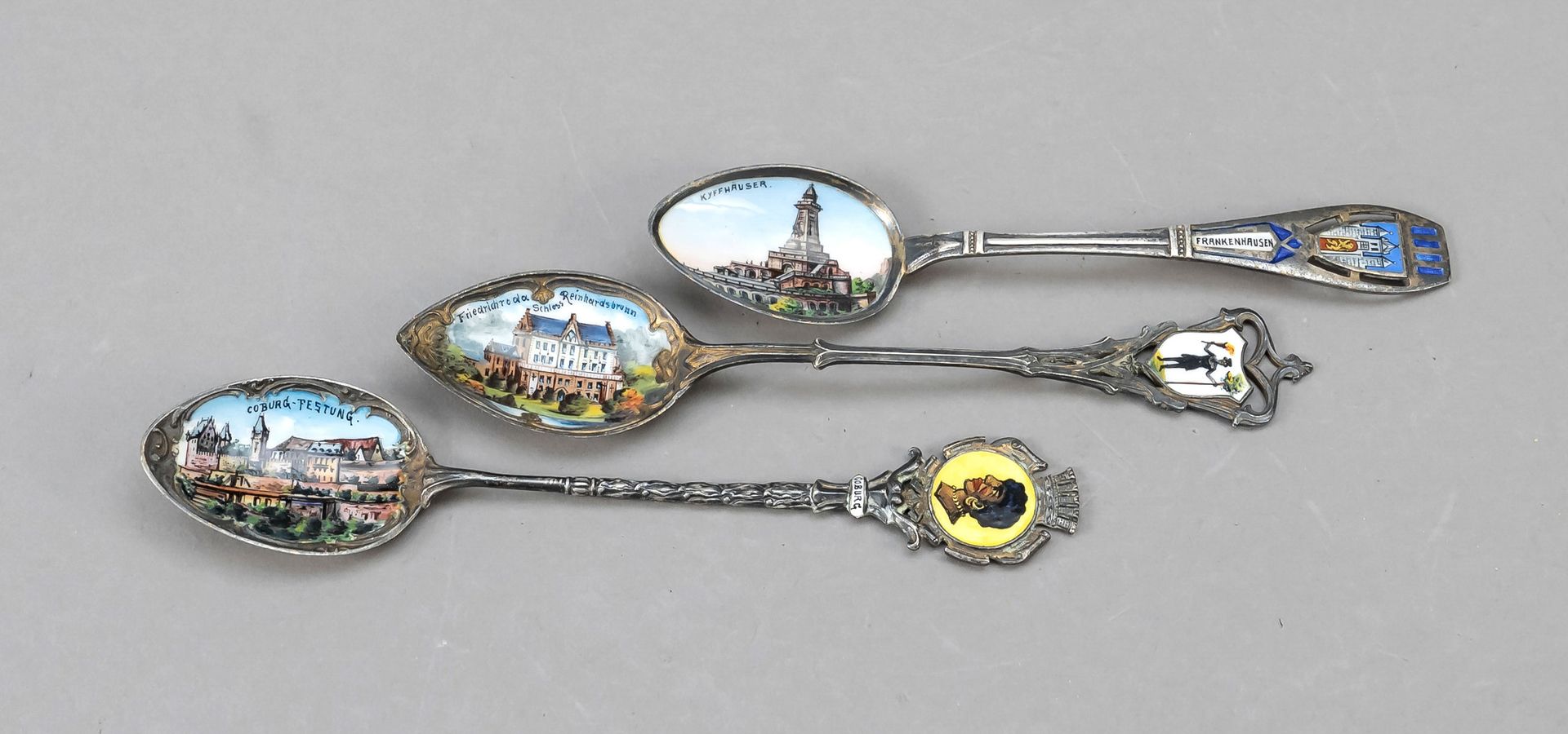 Null Tre cucchiai da souvenir, XX secolo, argento 800/000, ciascuno con cucchiai&hellip;