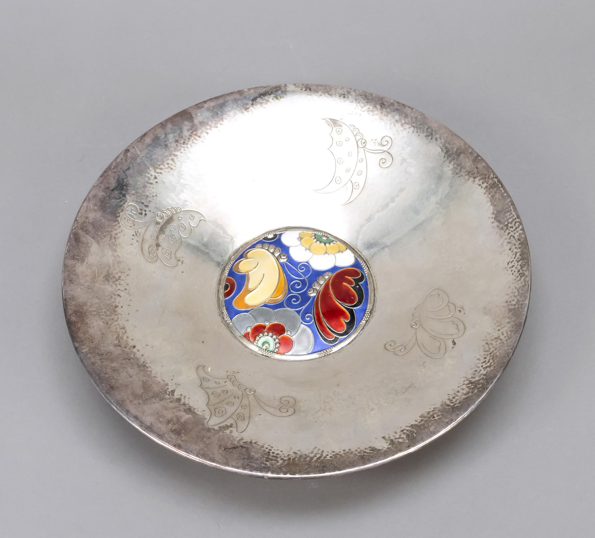 Null 圆碗，挪威约1930年，标记为Thune，银830/000，圆形支架，扁平的形式，宽的边缘有锤子装饰和蝴蝶雕刻装饰，镜子有珐琅装饰，蝴蝶，直径31.5&hellip;
