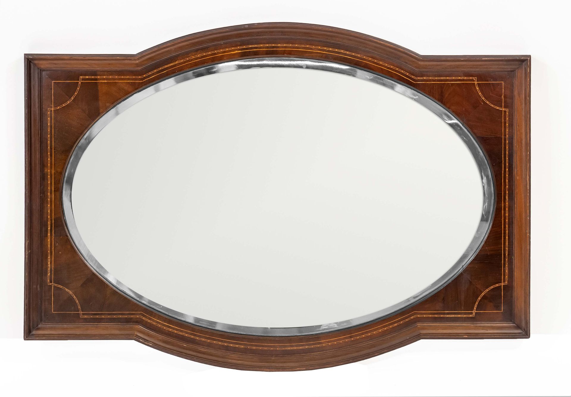 Null 约1900年的英国壁镜，桃花心木贴面和实心，四周有螺纹镶嵌，椭圆形的镜子有切面，74 x 105厘米
