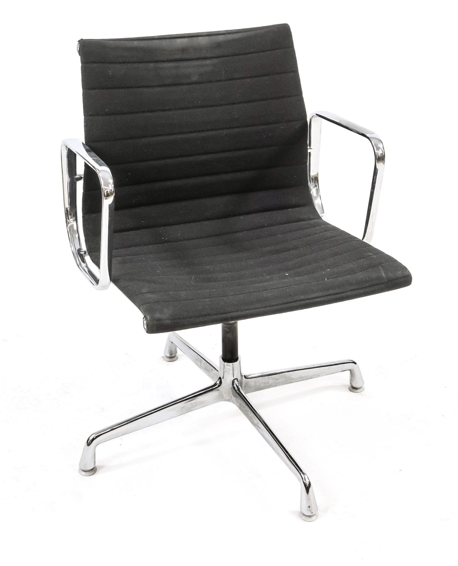Null 设计师椅，由Charles Eames为Vitra设计，20世纪，管状钢架和聚酰胺软垫，有使用的痕迹，82 x 58 x 58厘米。