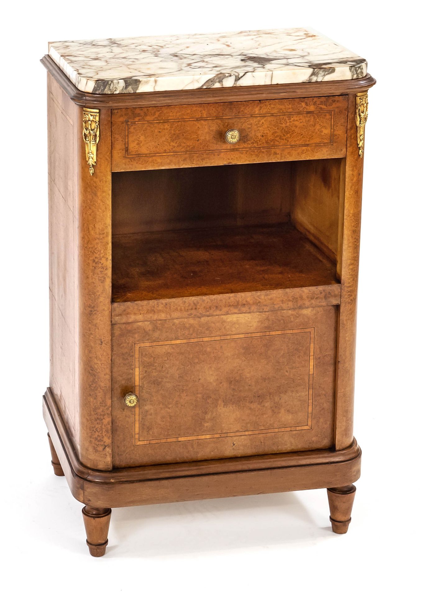 Null 1900年左右的床头柜，法国，四面都是树瘤木贴面，带状镶嵌，镀金的青铜应用，80 x 48 x 37厘米。