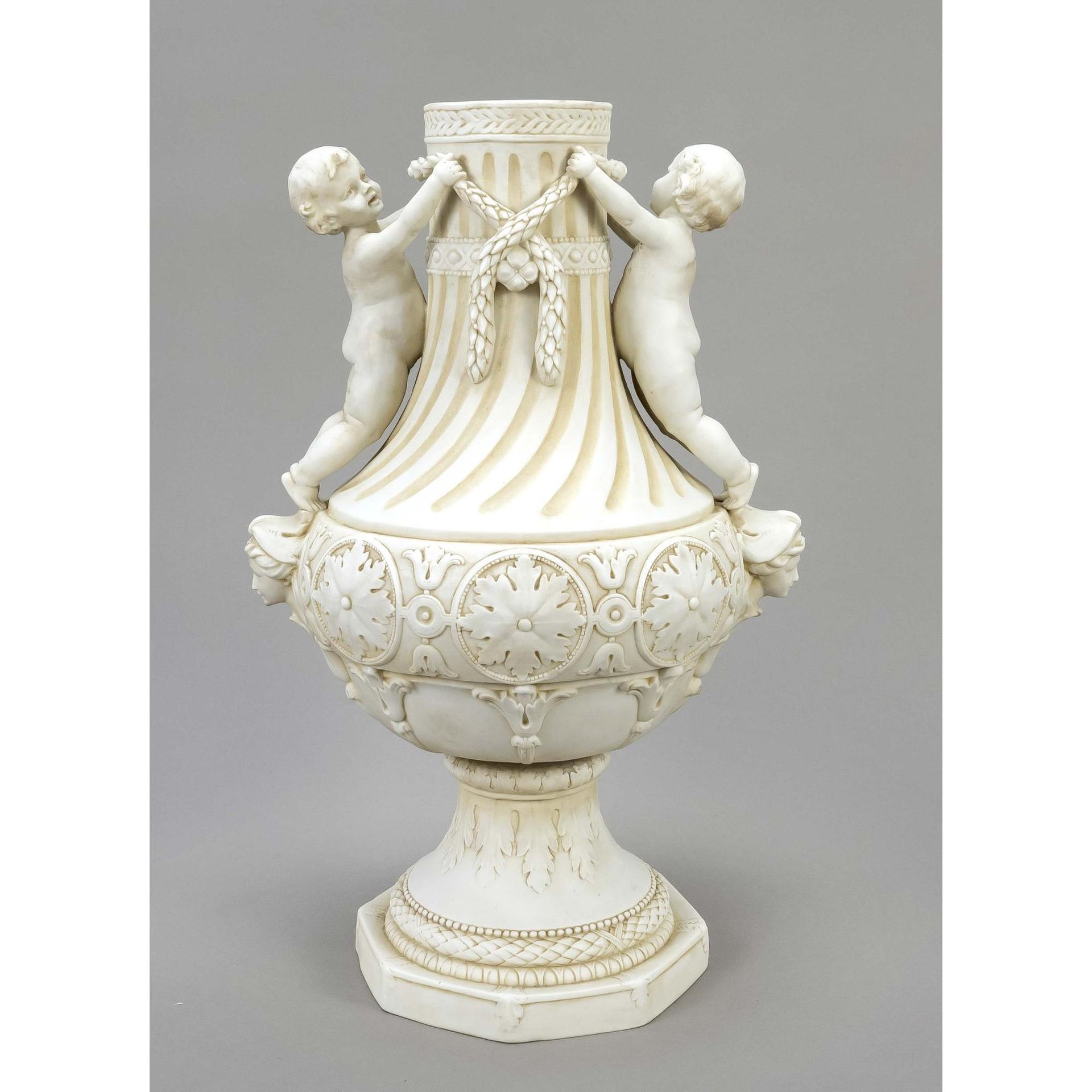 Null Große Vase aus Biskuitporzellan, um 1900, runder Stand auf achteckigem Sock&hellip;