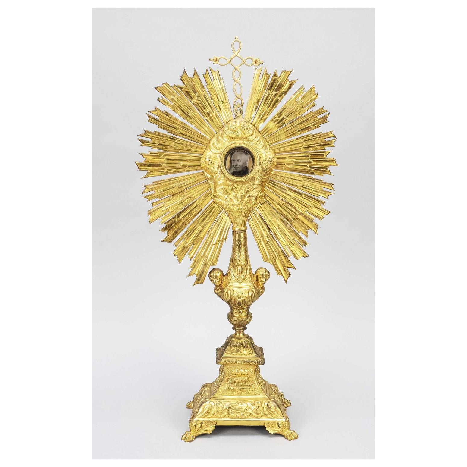 Null Custodia, finales del siglo XIX, bronce dorado. Pedestal ornamentado sobre &hellip;