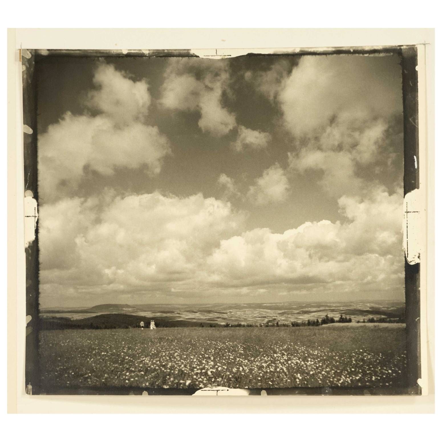 Null 汉斯-路德维格，德国摄影师，约1930年，两幅大尺寸黑白照片。"Erzgebirgslandschaft "和 "Netzflicker"，每幅作品都&hellip;
