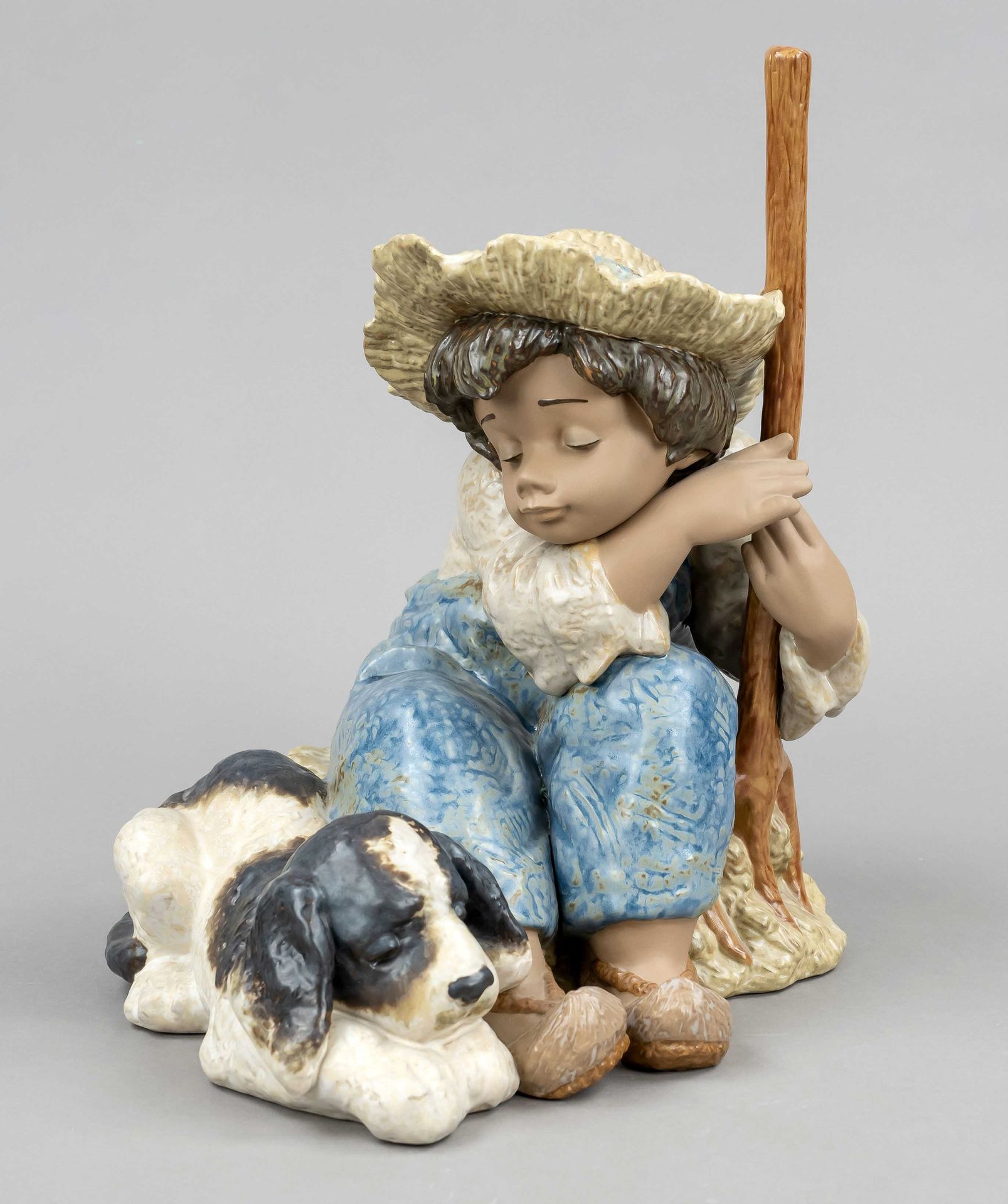 Null 带狗的坐着的男孩，Lladro，西班牙，20世纪，模型编号2208，陶瓷，棕色粘土，釉面为柔和的色调，高32厘米
