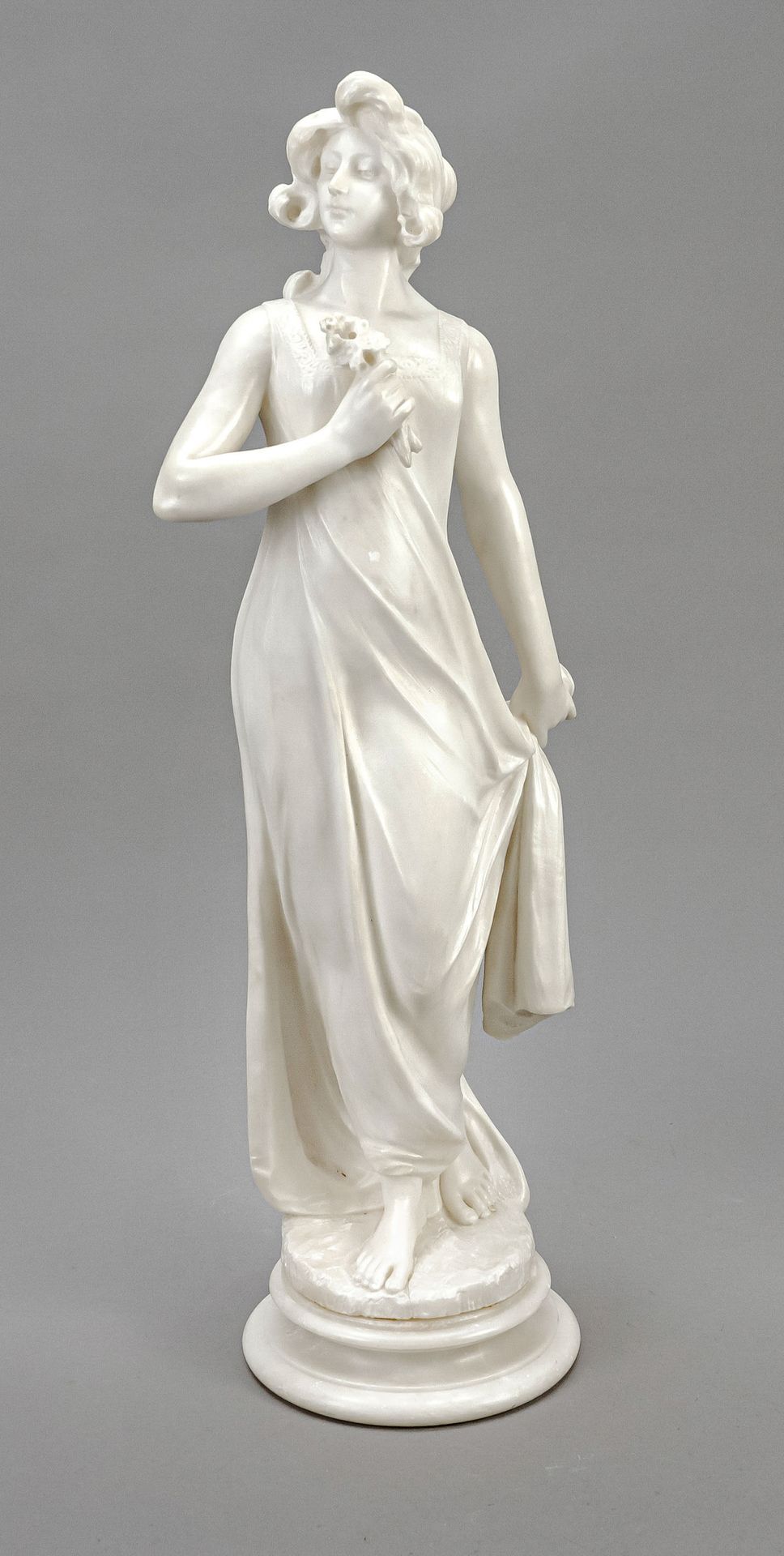 Null 保罗-菲利普（1870-1930），法国装饰艺术雕塑家，年轻女子的雕像，带着小花束和聚集的衣服，雪花石，完全雕刻，背面有签名，在凹槽基座上，有轻微的碰&hellip;
