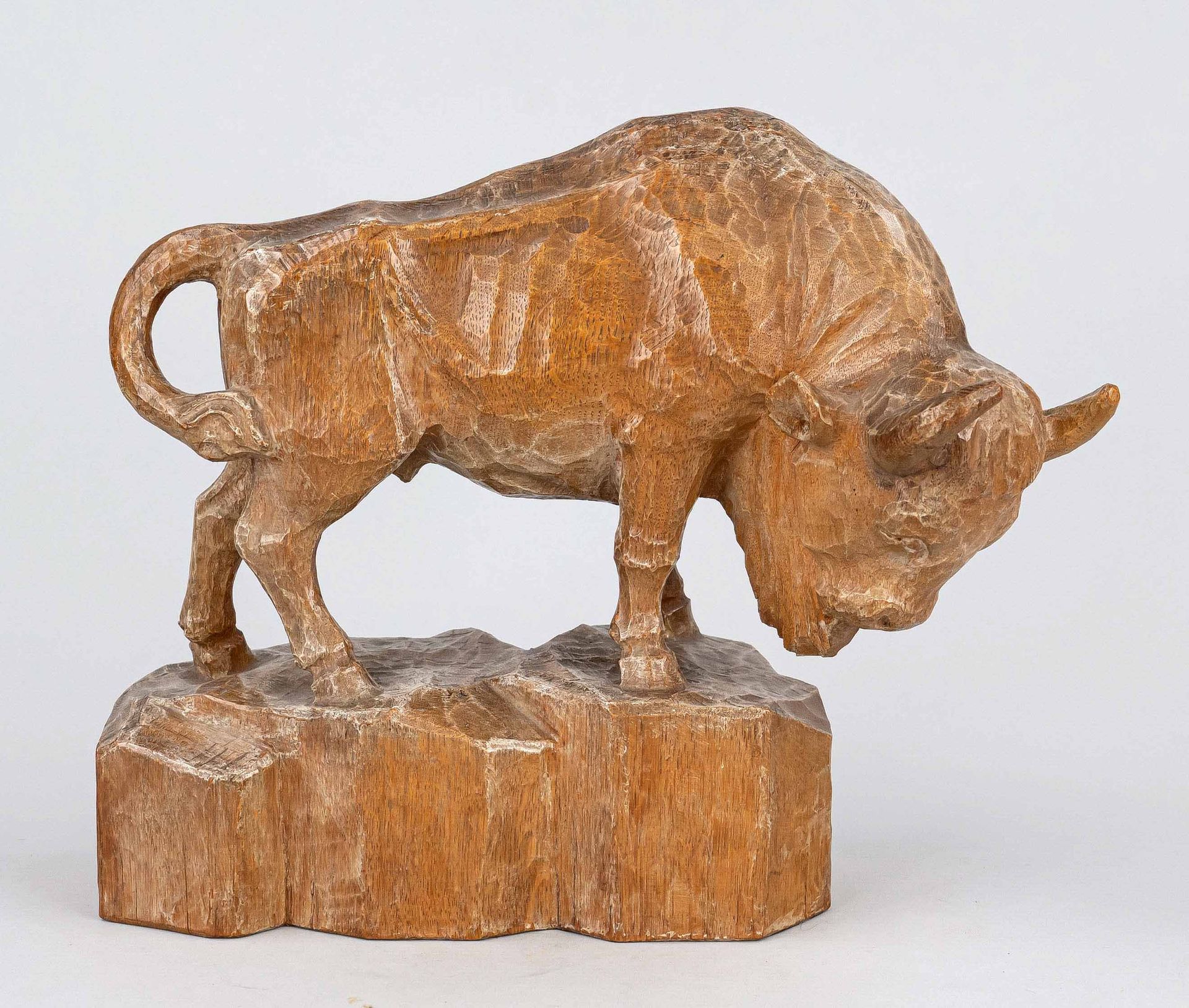 Null 标有 "GM "字样，可能是美国雕塑家，约1970年，野牛，橡木雕刻的全雕像，放在岩石形状的自然主义基座上，侧面标有字样，擦伤，长34厘米。