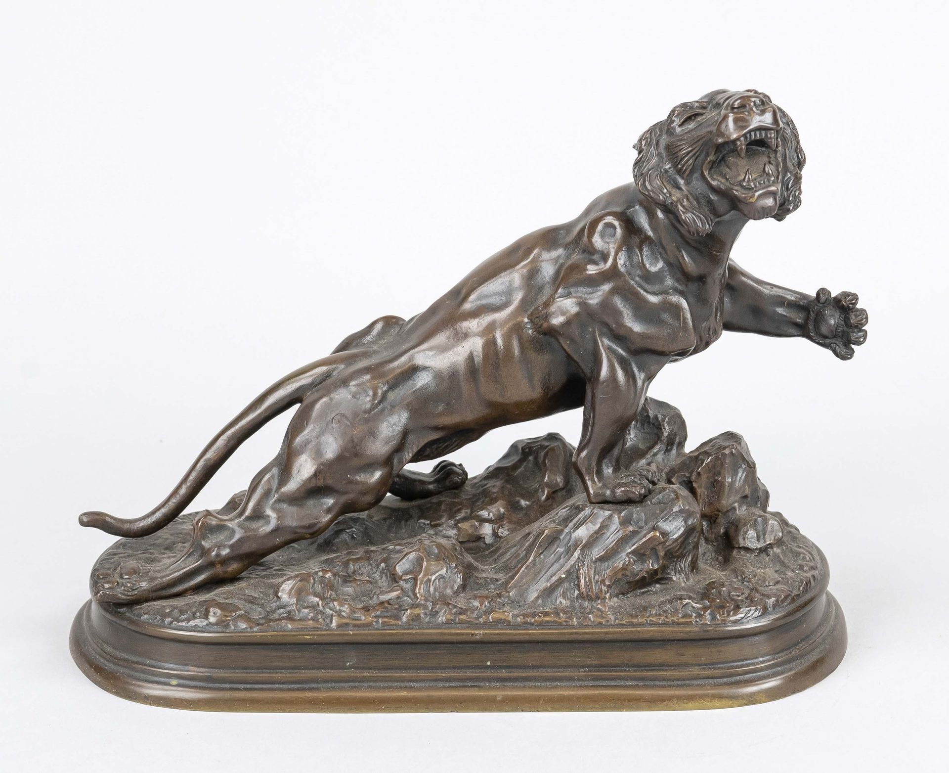 Null J. Hesteau，法国动物雕塑家，20世纪初，咆哮的老虎，爪子翘起，长方形地形基座上的棕色铜质，上面有签名，24 x 19 x 11厘米